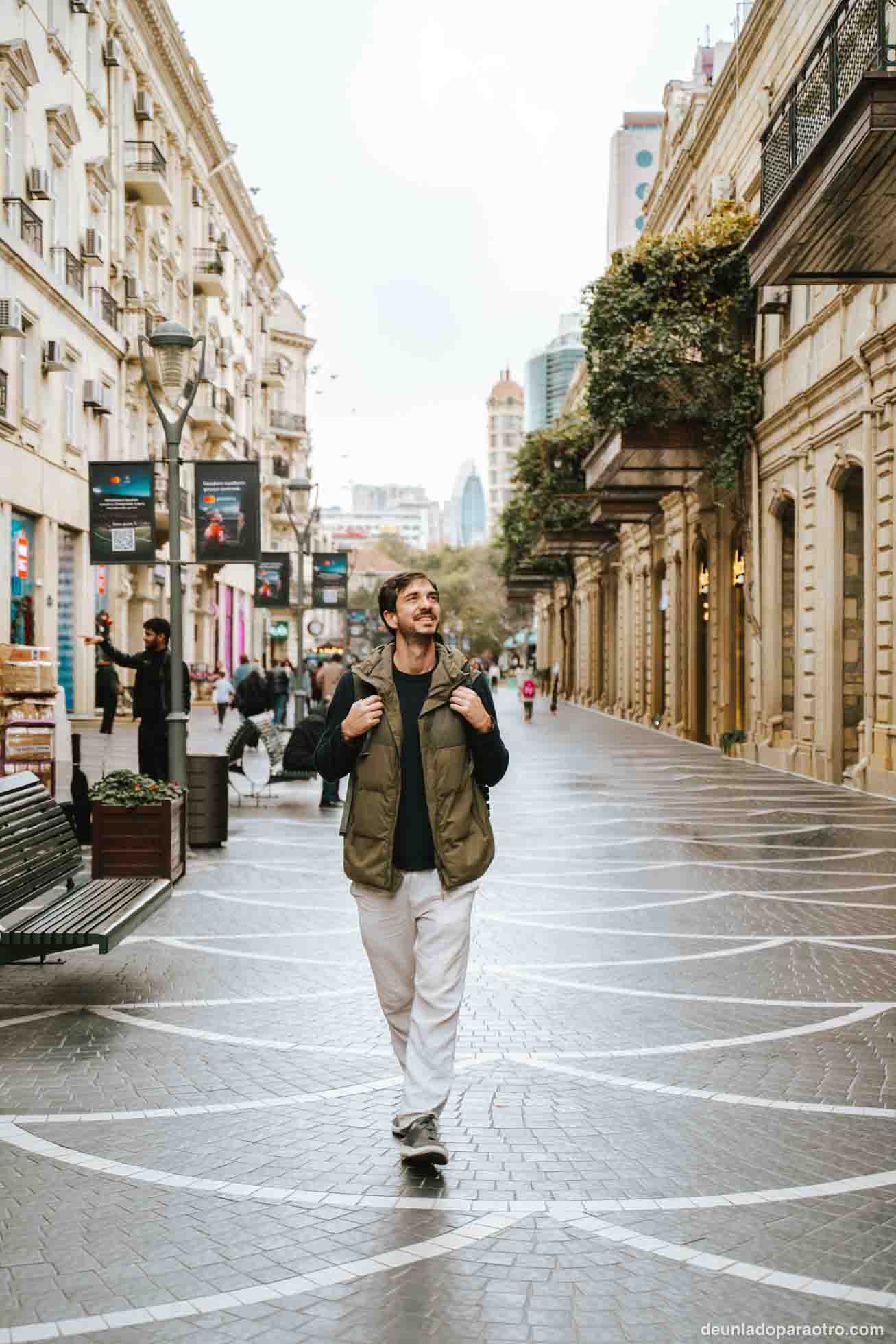 Cómo moverse por Baku, a pie y en metro (la mejor opción)
