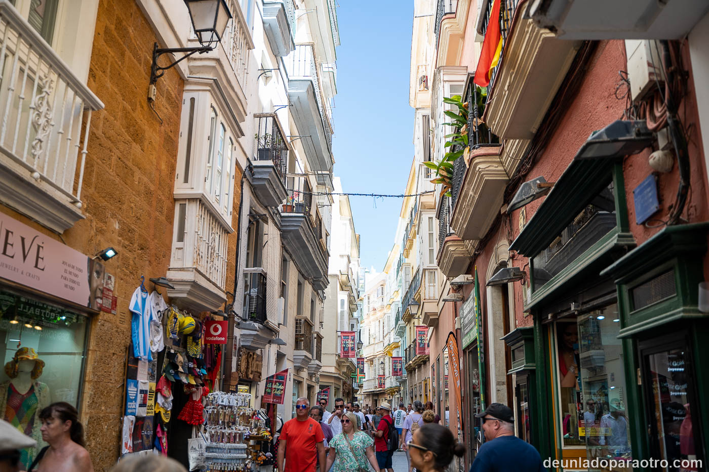 Cómo moverse por Cádiz: lo mejor que puedes hacer es recorrerla caminando