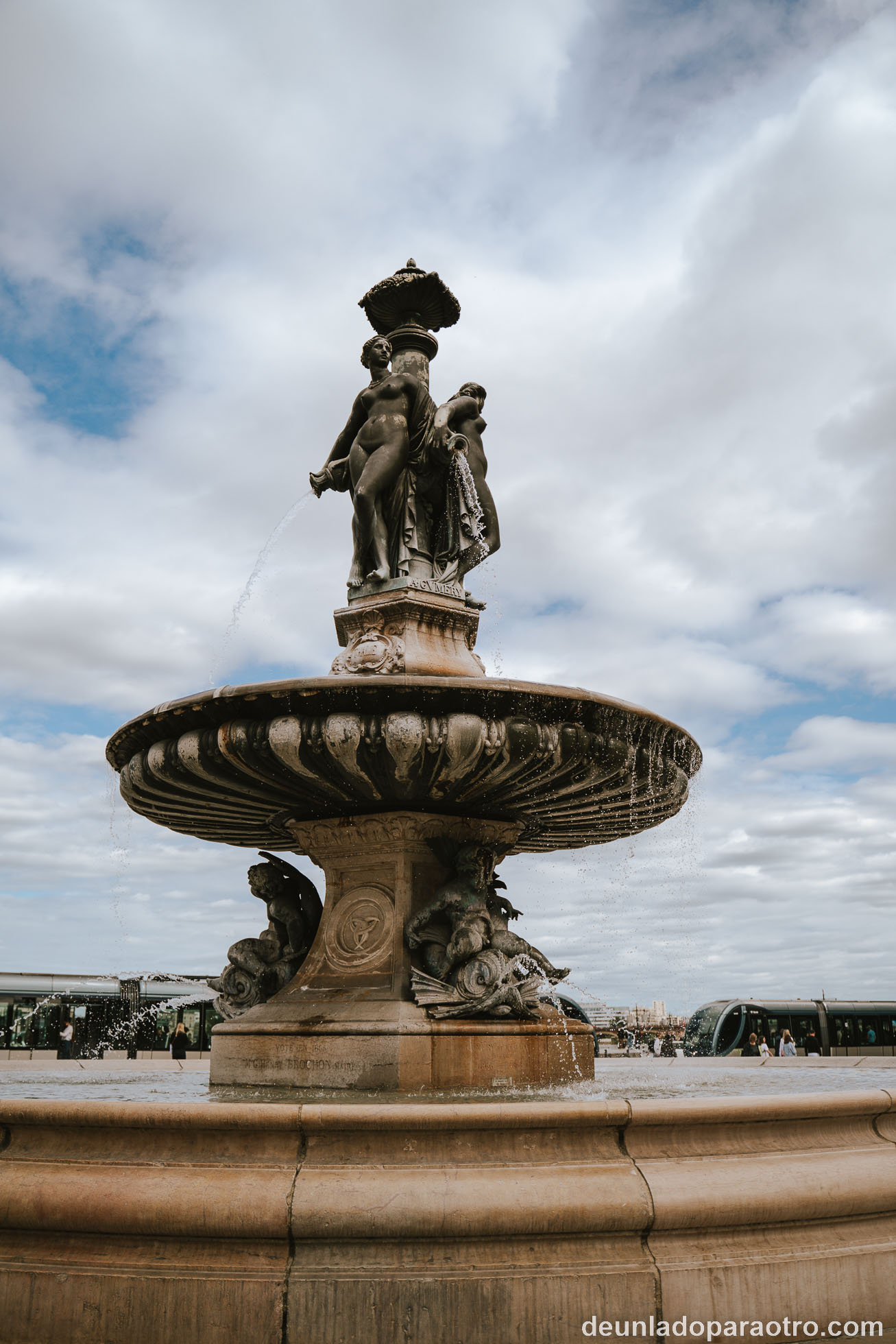 Plaza de la Bolsa, una visita imprescindible que hacer en Burdeos
