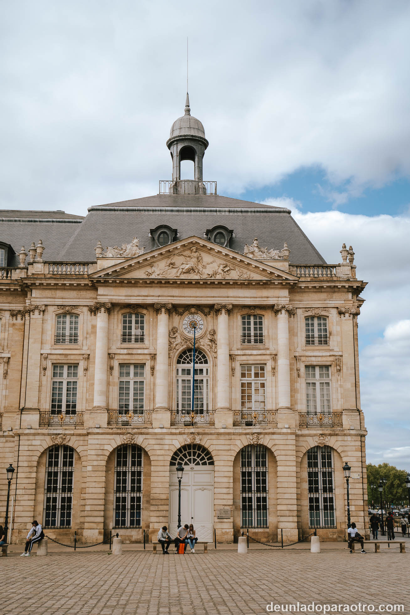 Plaza de la Bolsa, una visita imprescindible que hacer en Burdeos