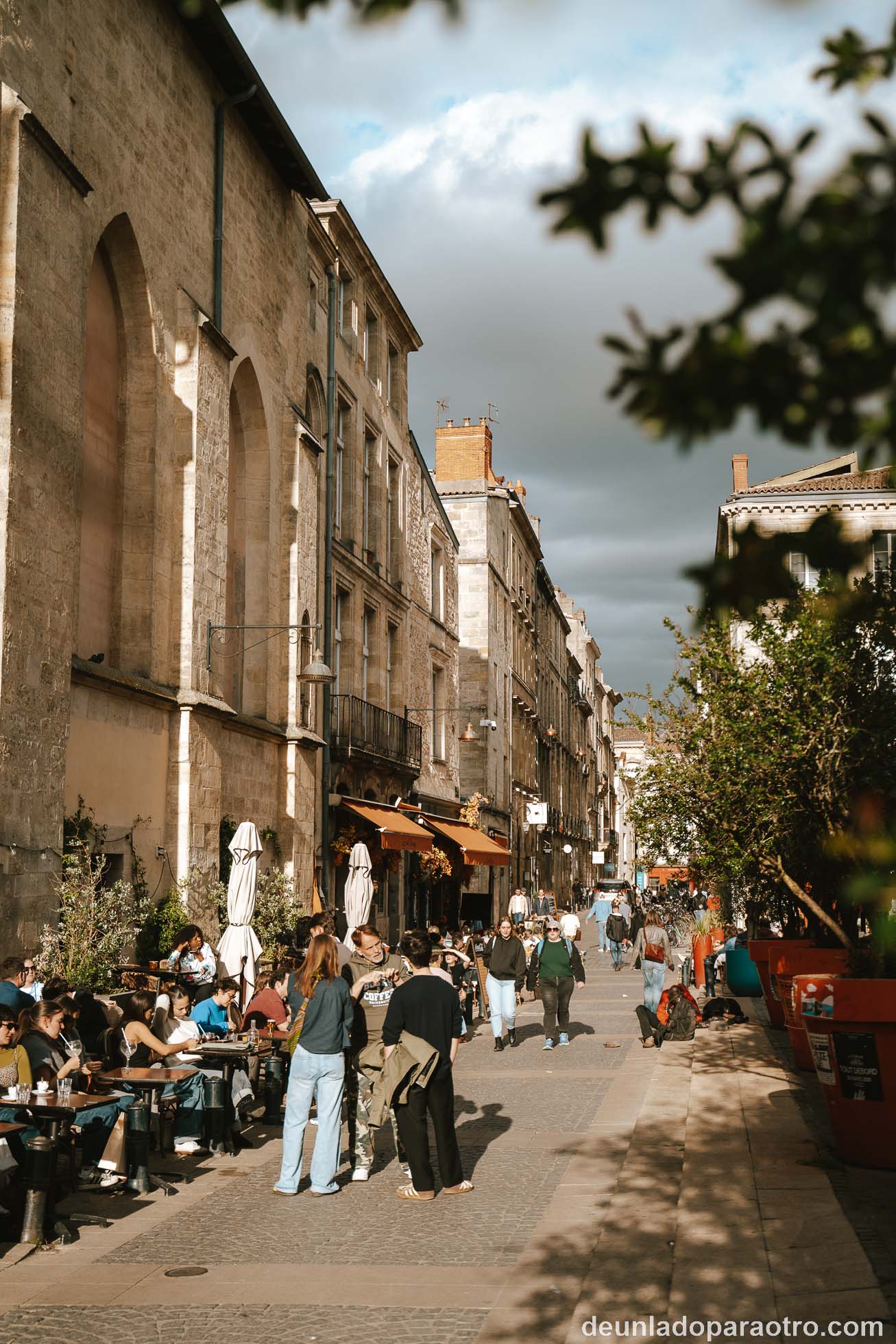 Ambiente juvenil en el Barrio de Saint-Pierre