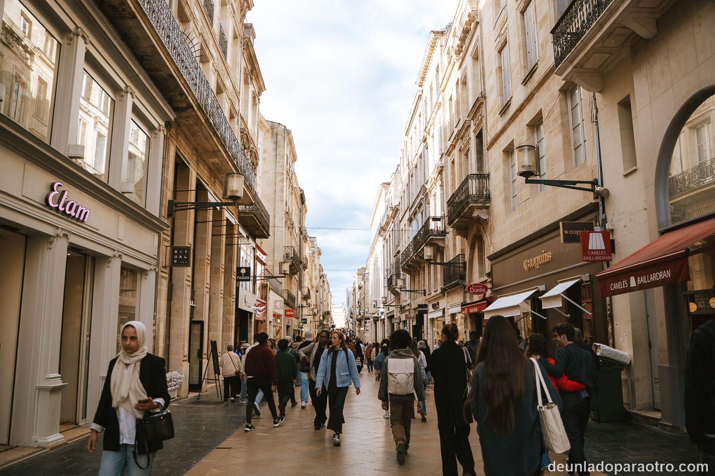 Principal arteria comercial de Burdeos y una de las calles peatonales más largas de Europa