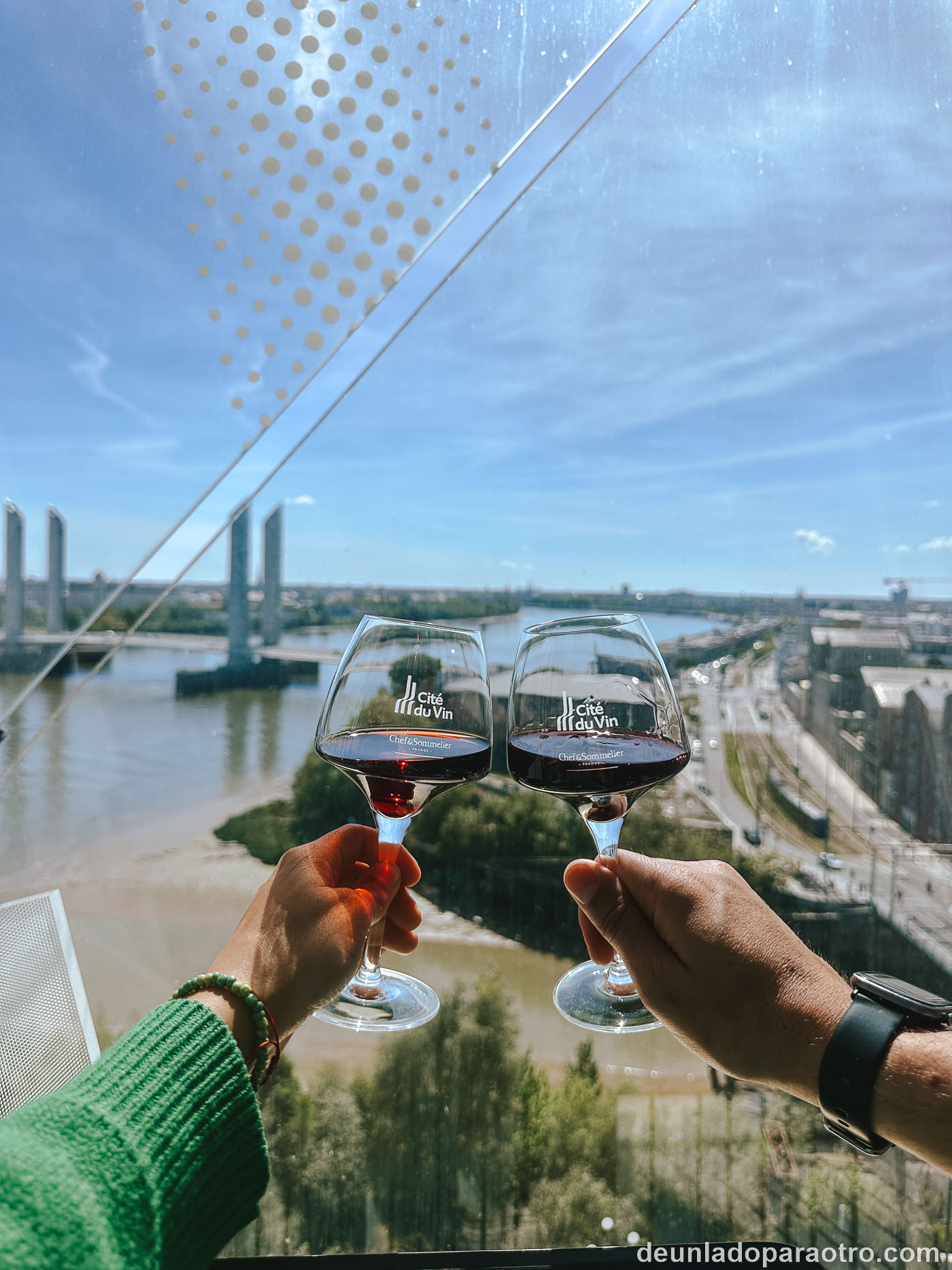 Copa de vino en el mirador panorámico de la planta 8