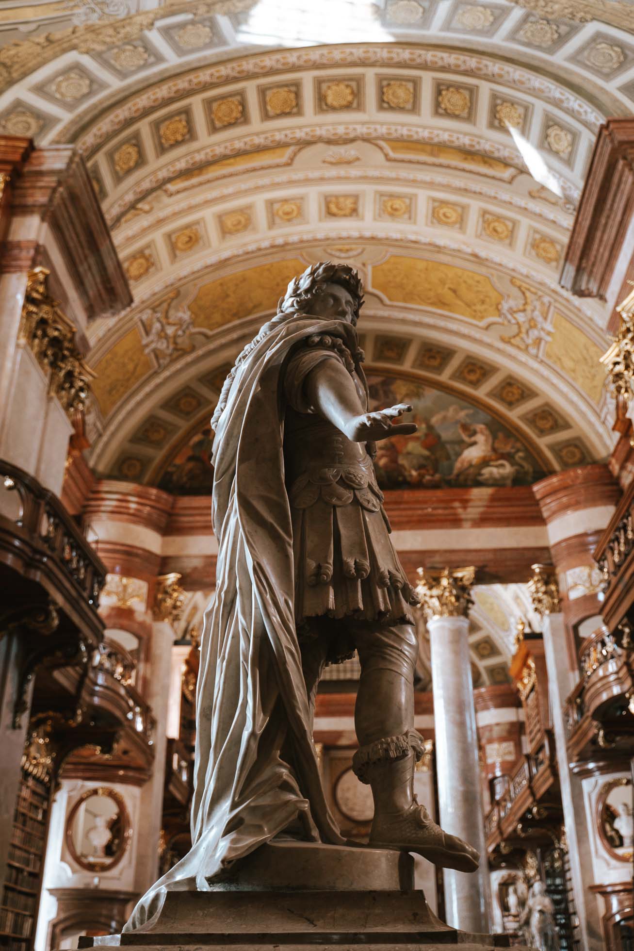 Estatua dentro de la Biblioteca Nacional Austríaca que ver en Viena