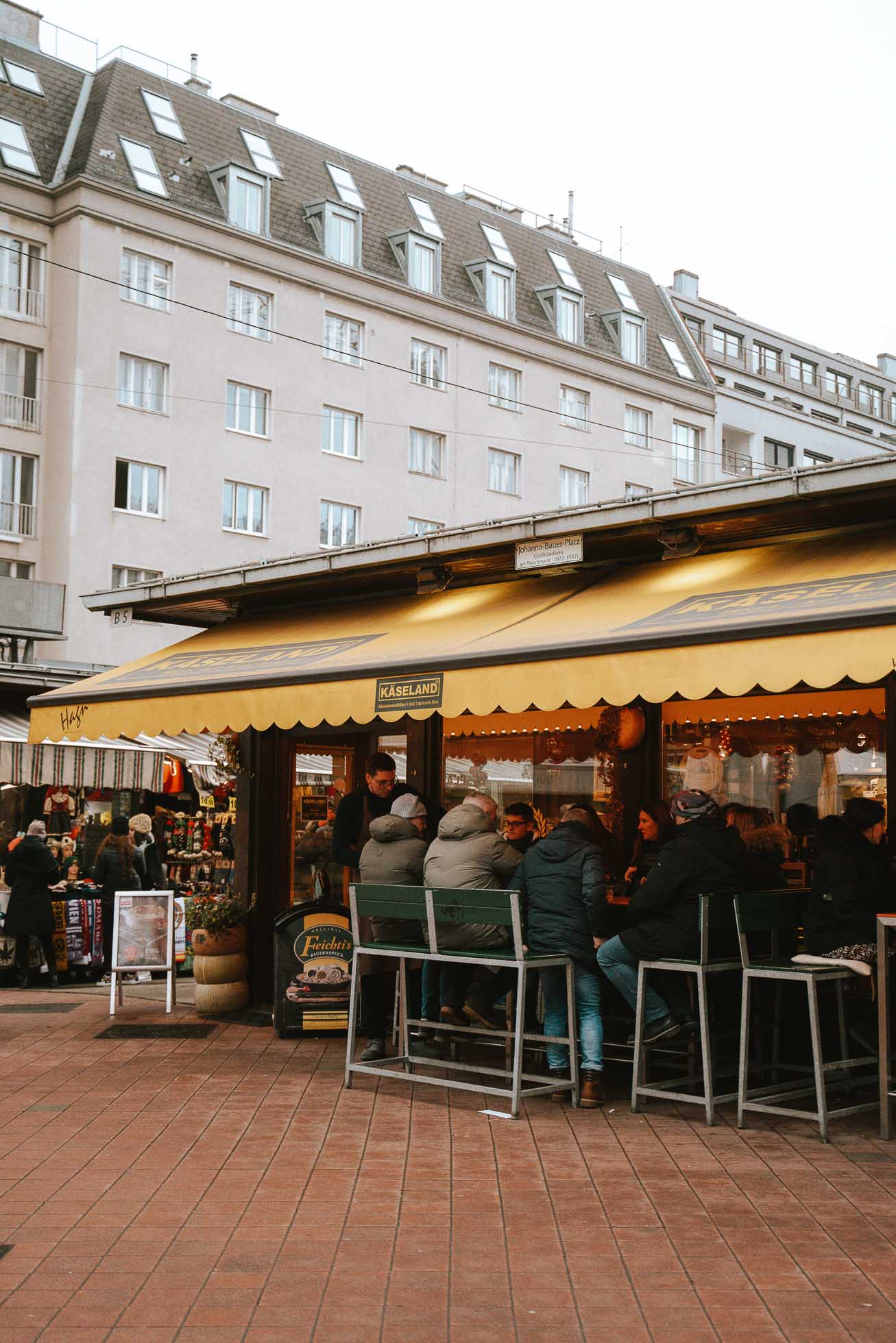 terraza del Mercado Naschmarkt algo interesante que ver en Viena