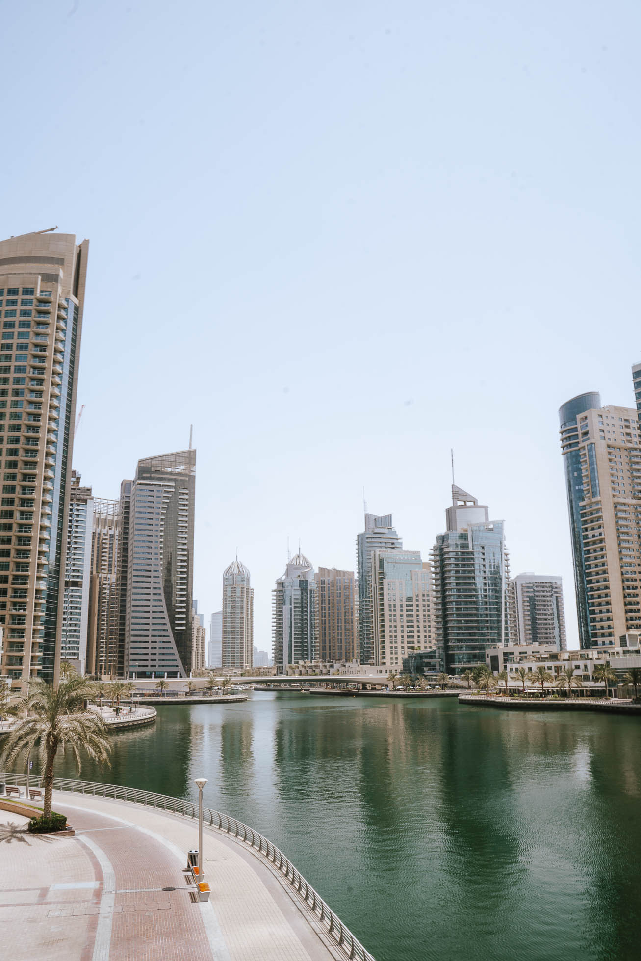Formado por enormes rascacielos y un gran puerto deportivo es un imprescindible que ver en Dubái en un día