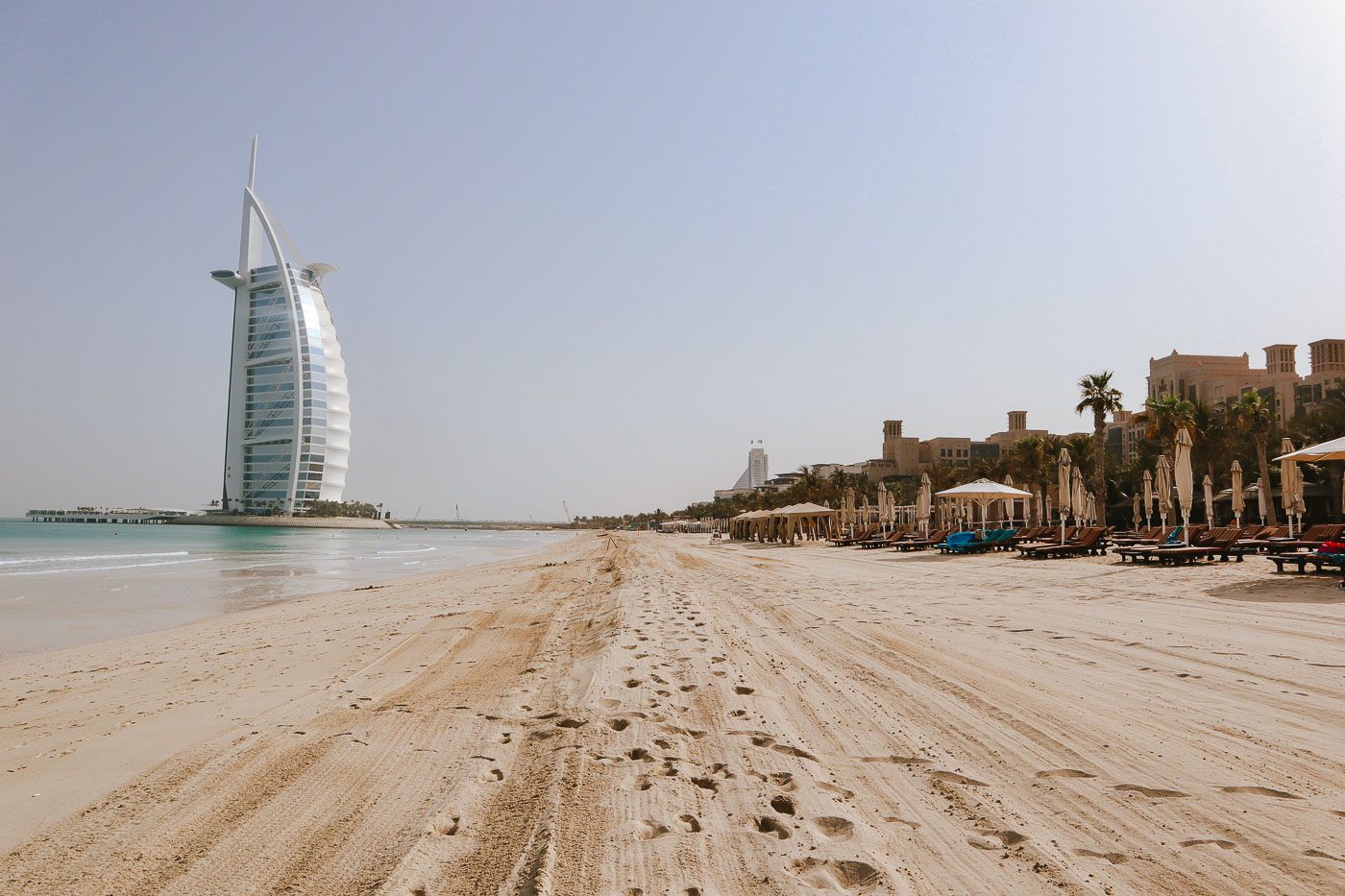 Amplia playa pública, un imprescindible que ver en Dubái en un día
