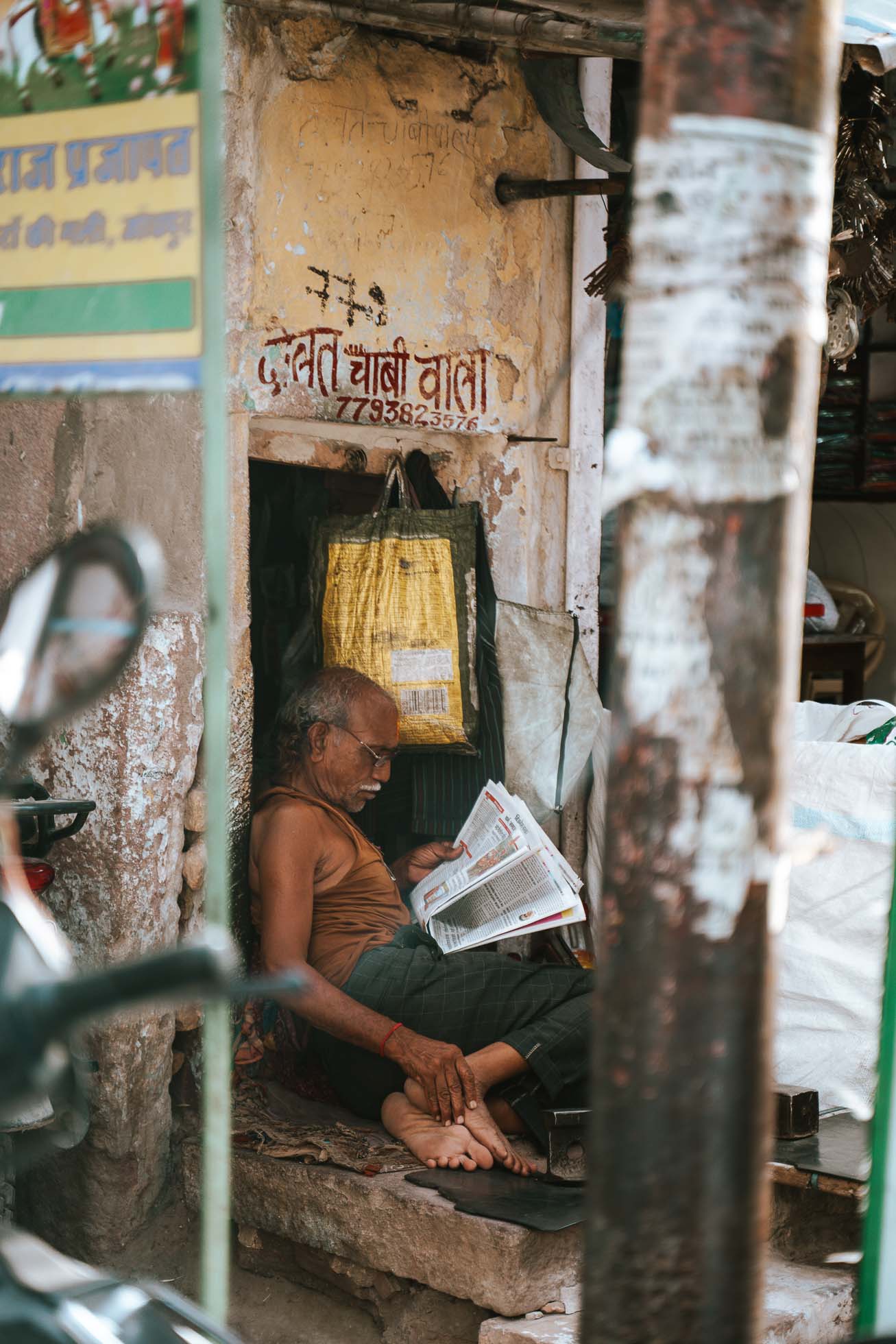 hombre leyendo en Jodhpur que ver en el Norte de la India