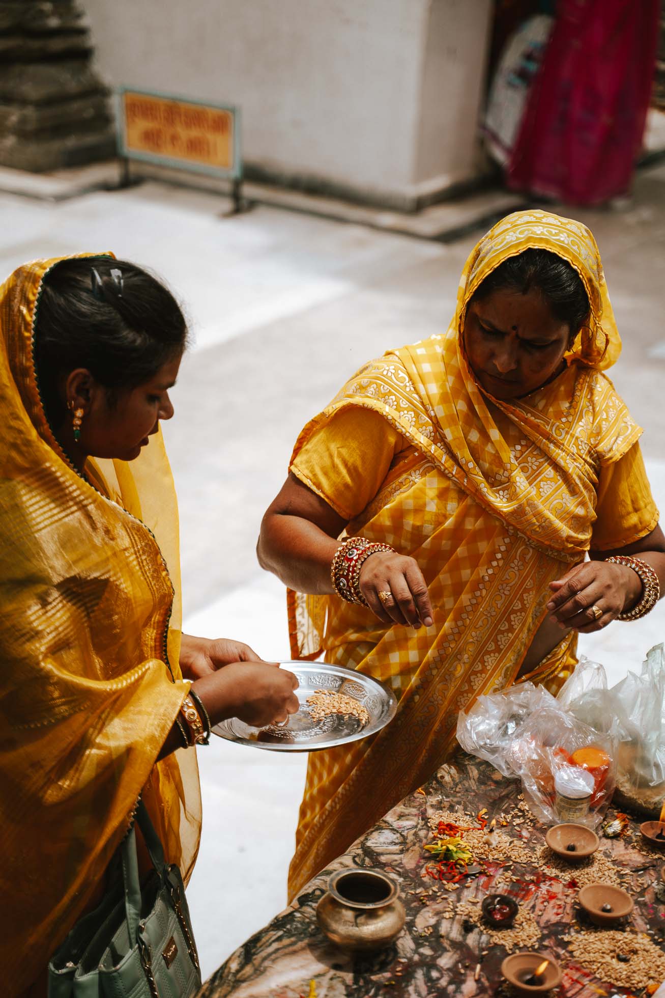 Mujeres en un templo de Udaipur que ver en el Norte de la India