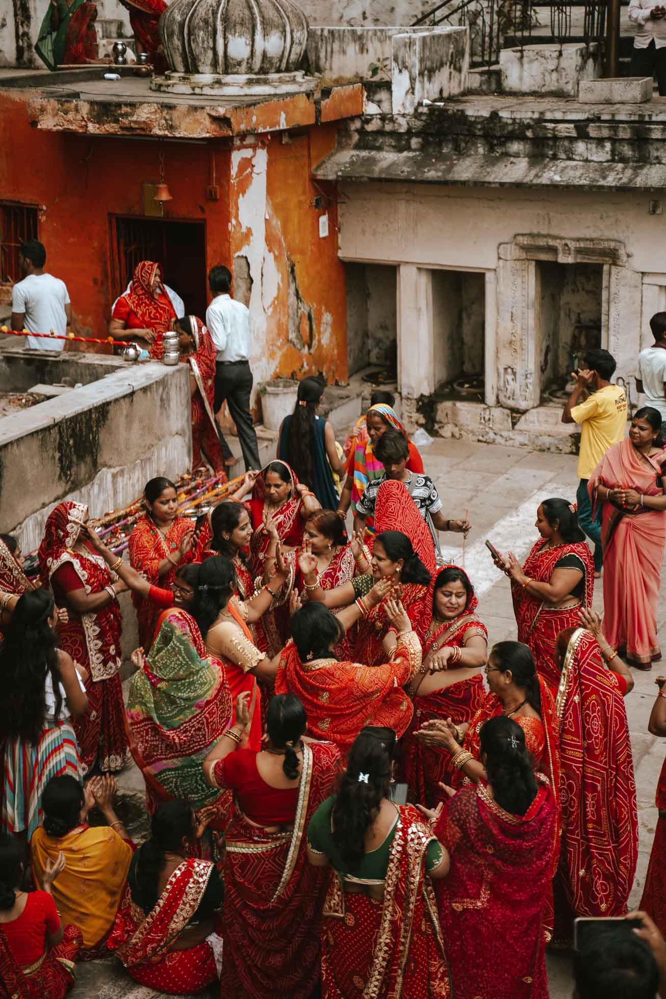 Mujeres bailando en Udaipur que ver en el Norte de la India