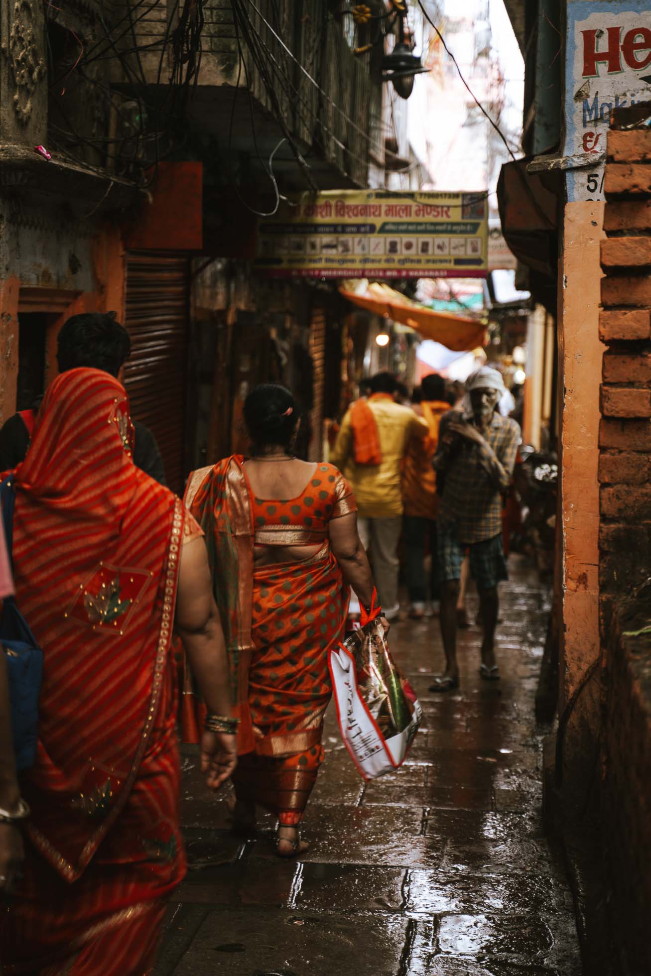 Mujeres andando por Varanasi una ciudad que ver en el Norte de la India