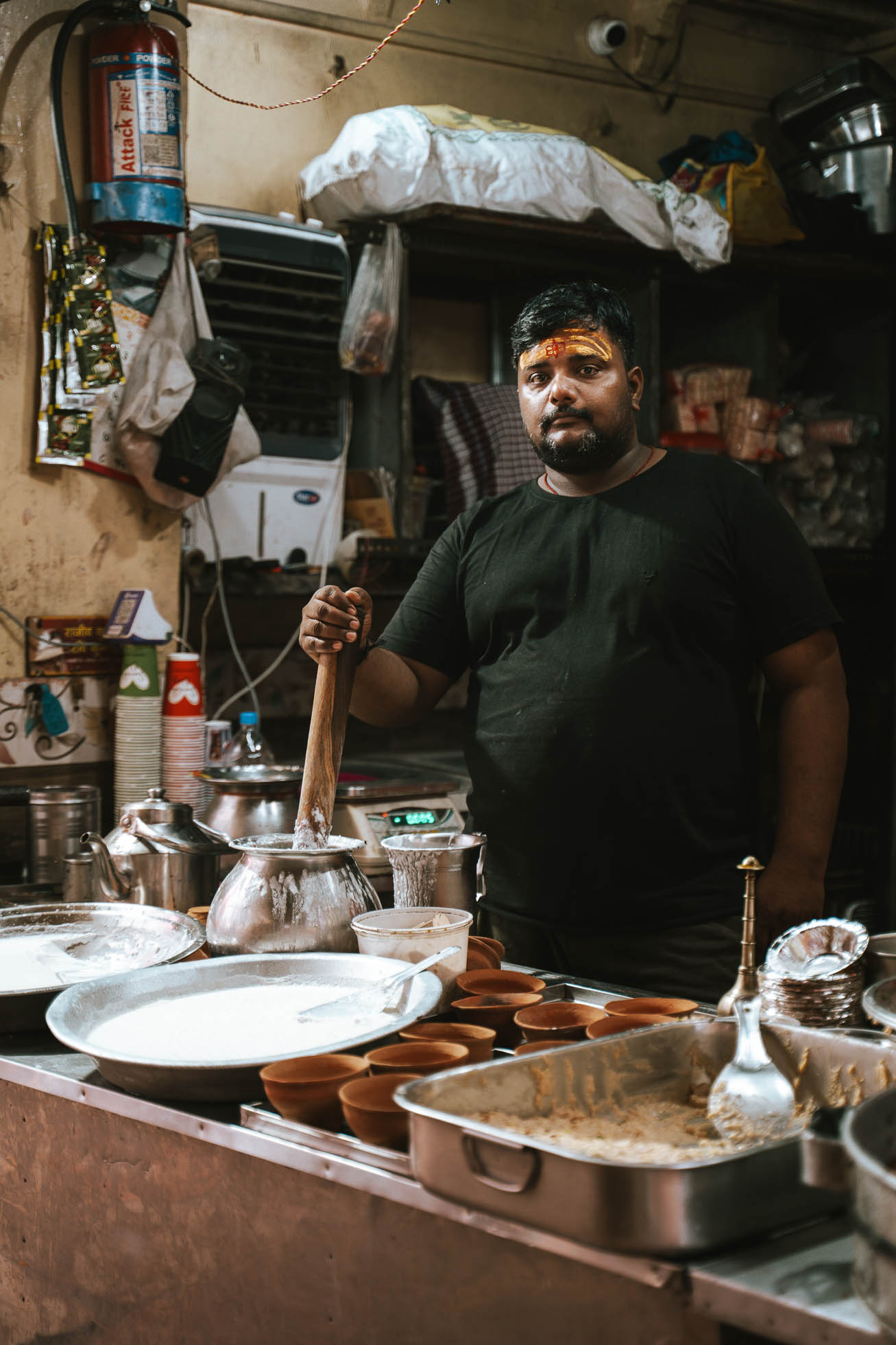 Hombre que cocina en Varanasi que ver en el Norte de la India