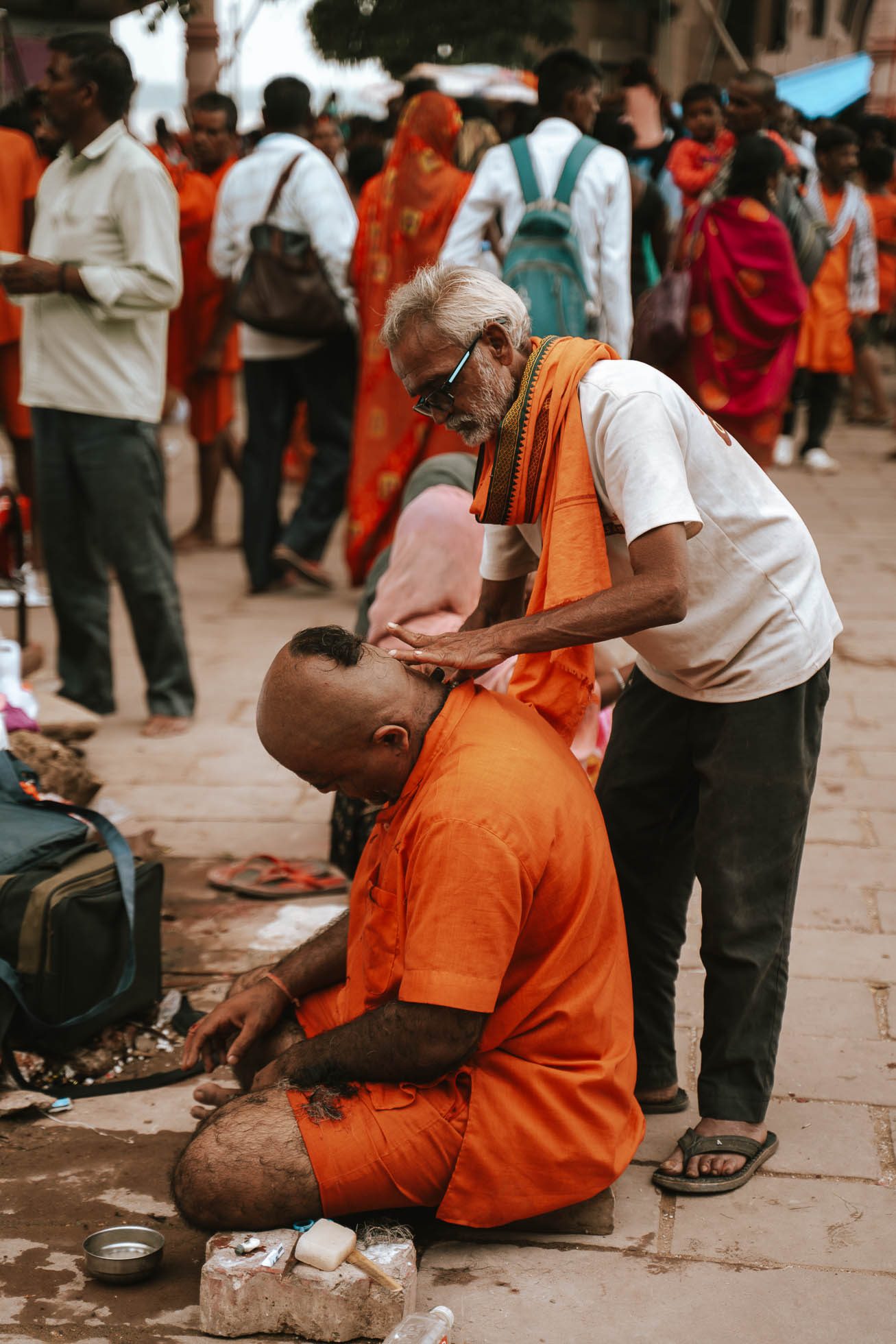 Hombre afeitándole la cabeza a otro hombre en Varanasi algo que ver en el Norte de la India