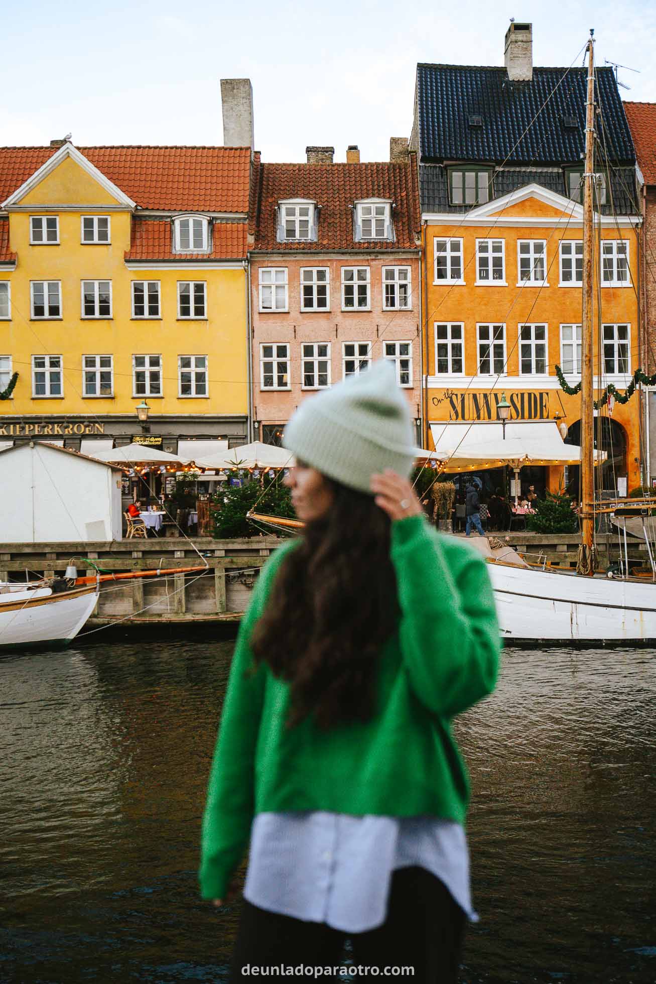 Perspectiva de cerca de Nyhavn, algo que ver en Copenhague