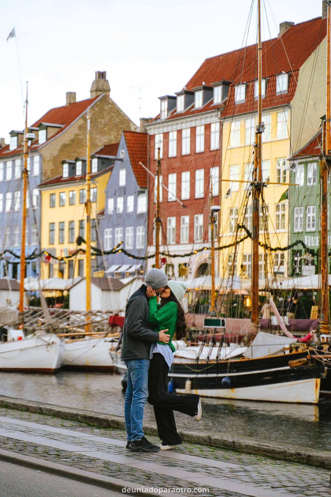 Pareja en Nyhavn, imprescindible que ver en Copenhague