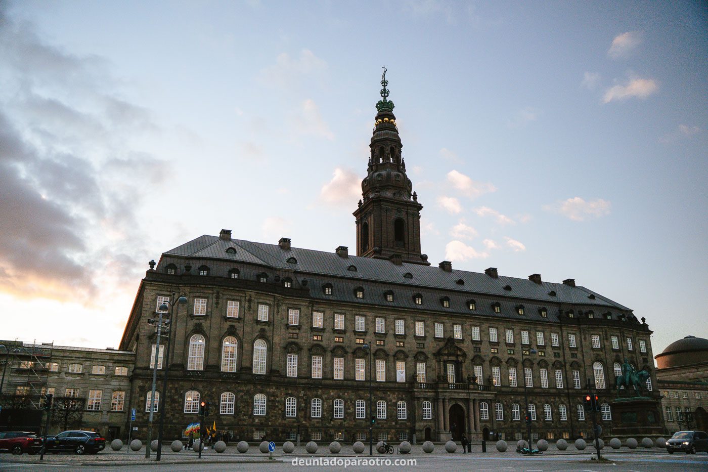 Palacio de Christiansborg al atardecer, algo que ver en Copenhague