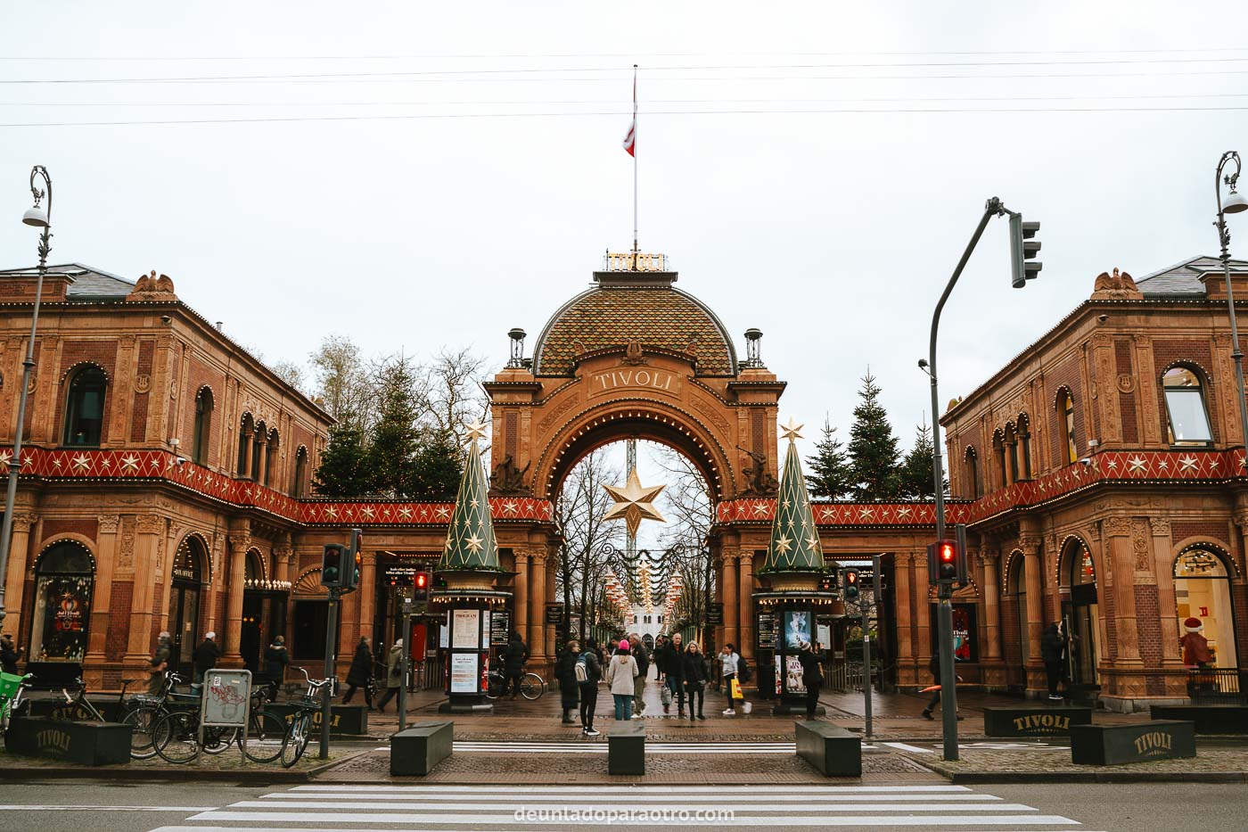 Entrada del Tivoli, el parque de atracciones más famoso que ver en Copenhague