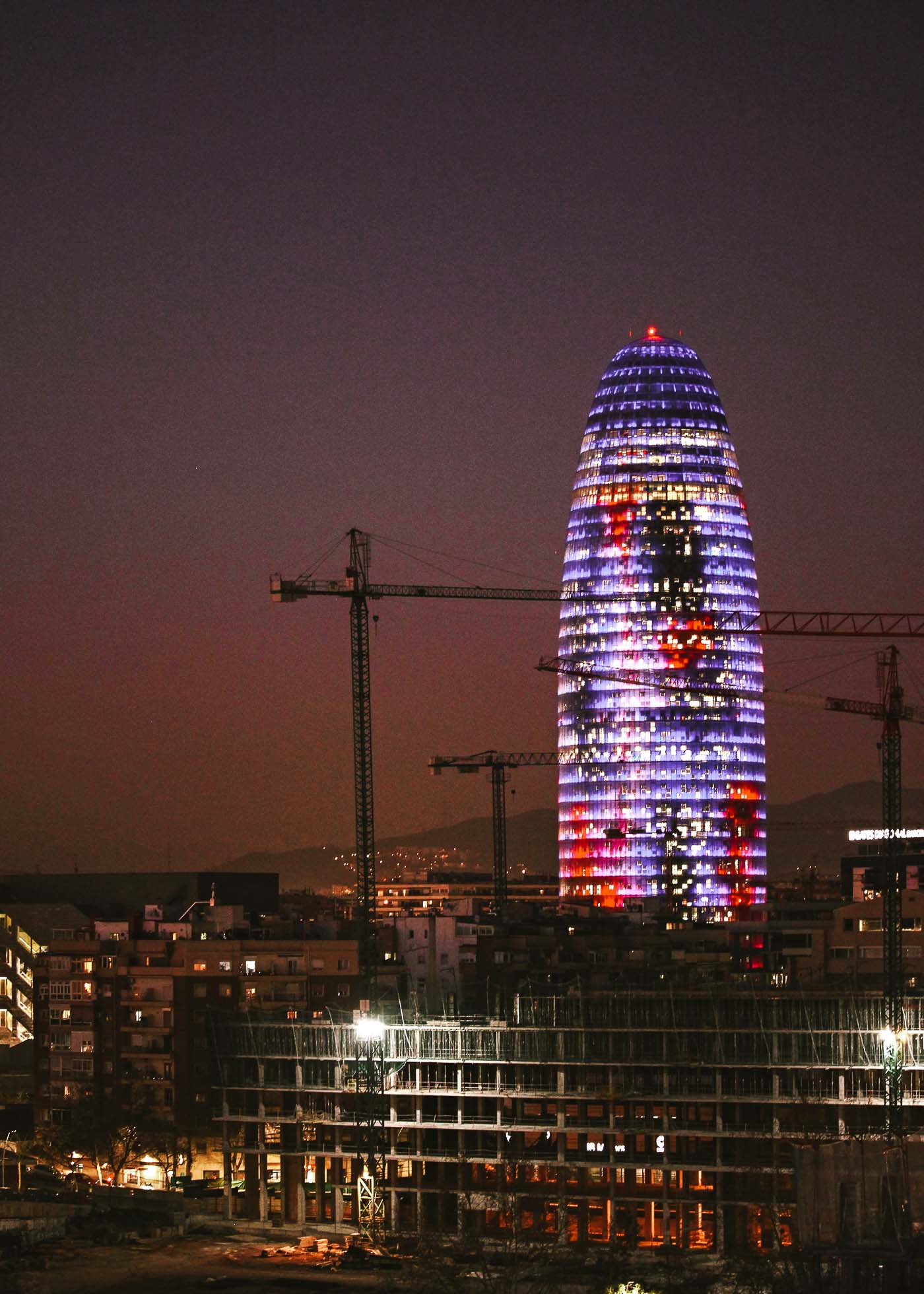 torre Agbar en el clot donde alojarse en barcelona
