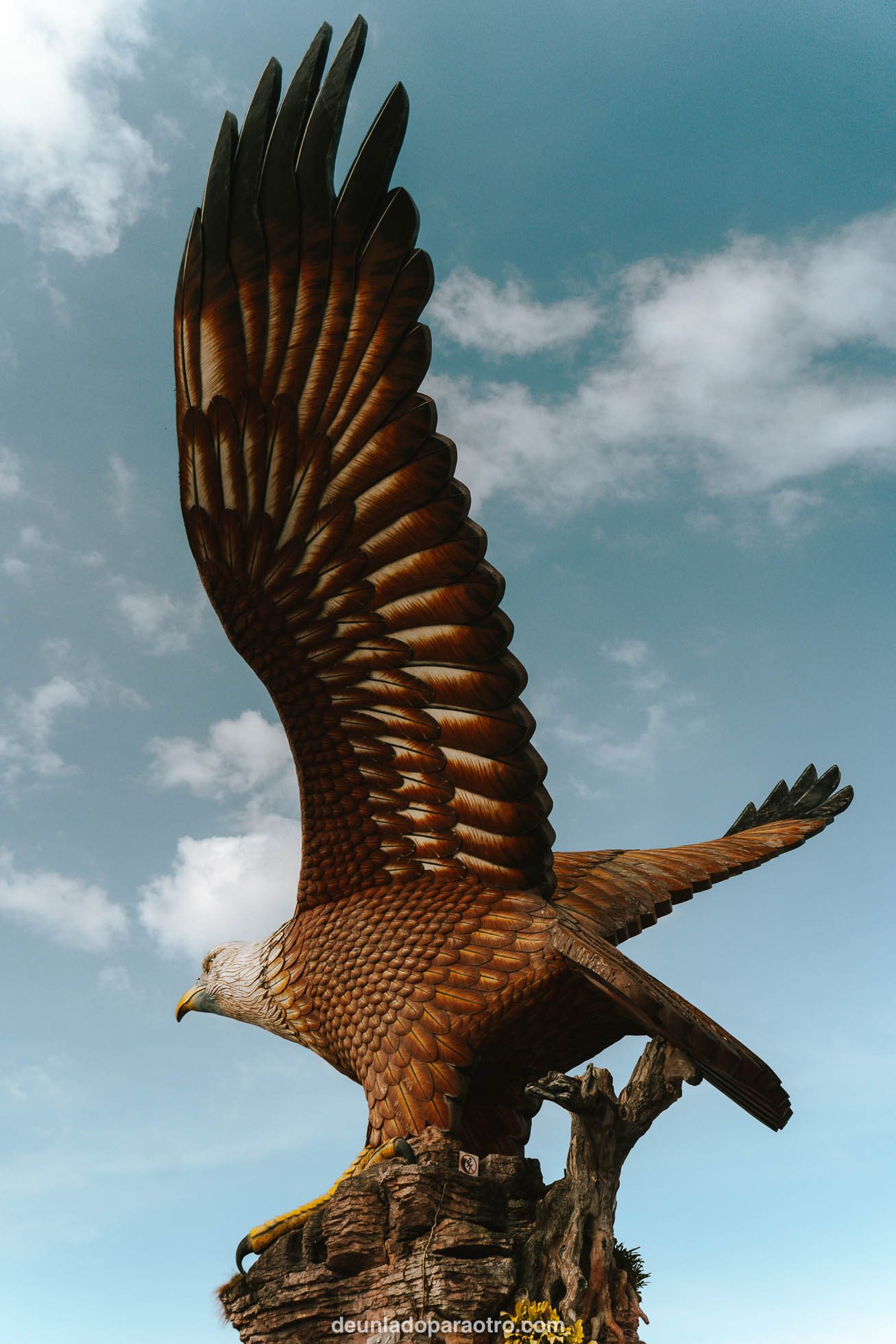 Algo que hacer en Langkawi, es visitar Eagle Square, una gran plaza que contiene una enorme escultura de 12 metros en forma de águila