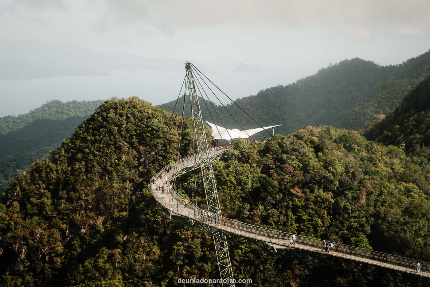 Un lugar emblemático que ver en Langkawi es esta espectacular pasarela colgante de 125 metros de longitud