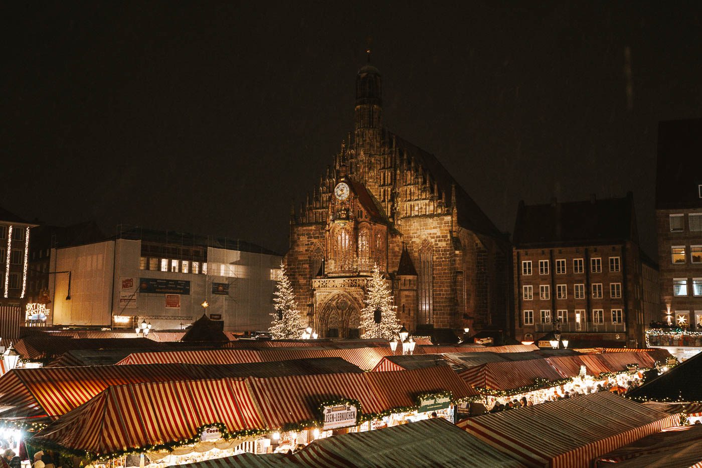 Christkindlesmarkt uno de los mercados navideños más antiguos y famosos que ver en Nuremberg en Navidad