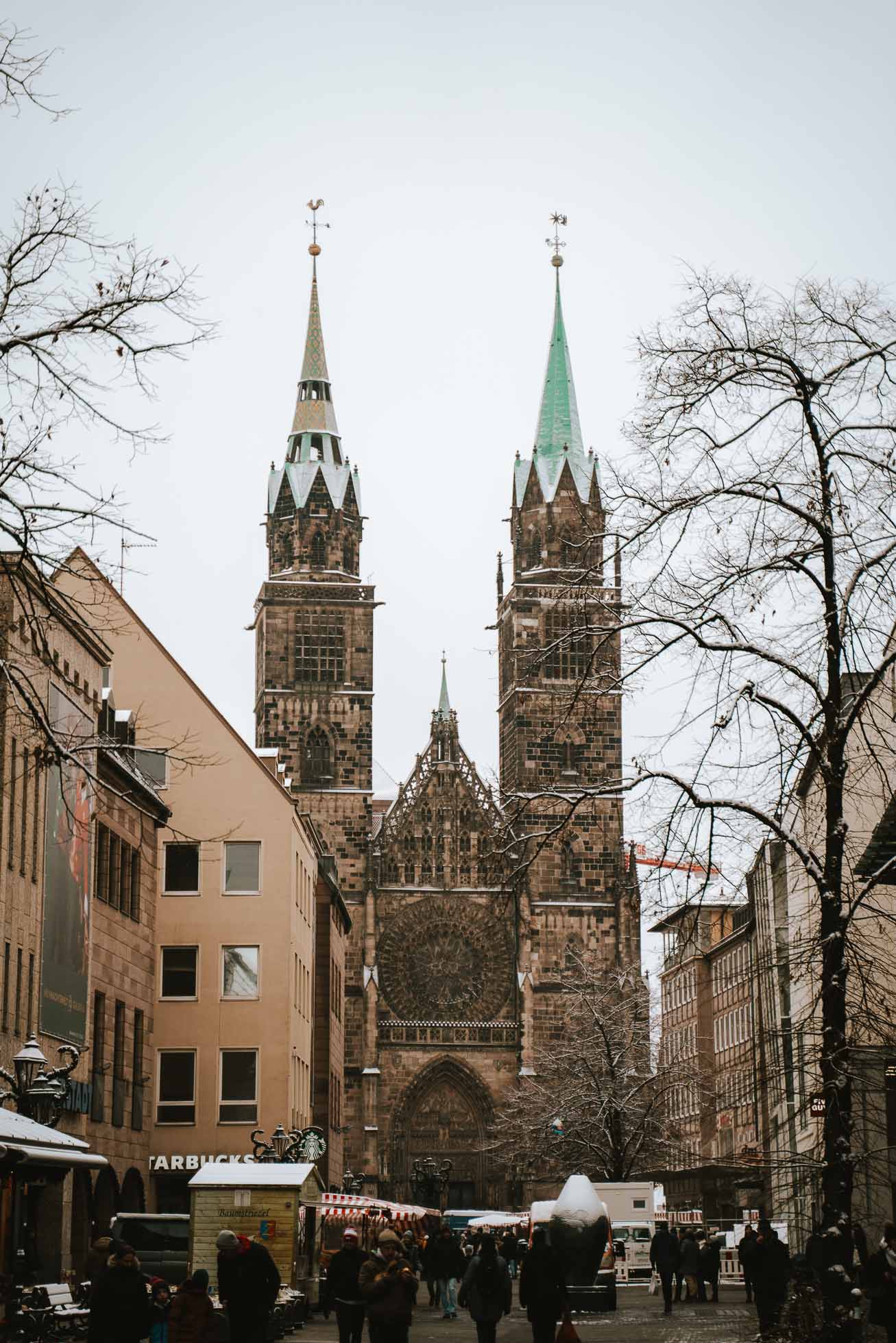 Una iglesia que ver en Nuremberg en Navidad, destaca por sus dos imponentes torres y su arquitectura de estilo gótico.