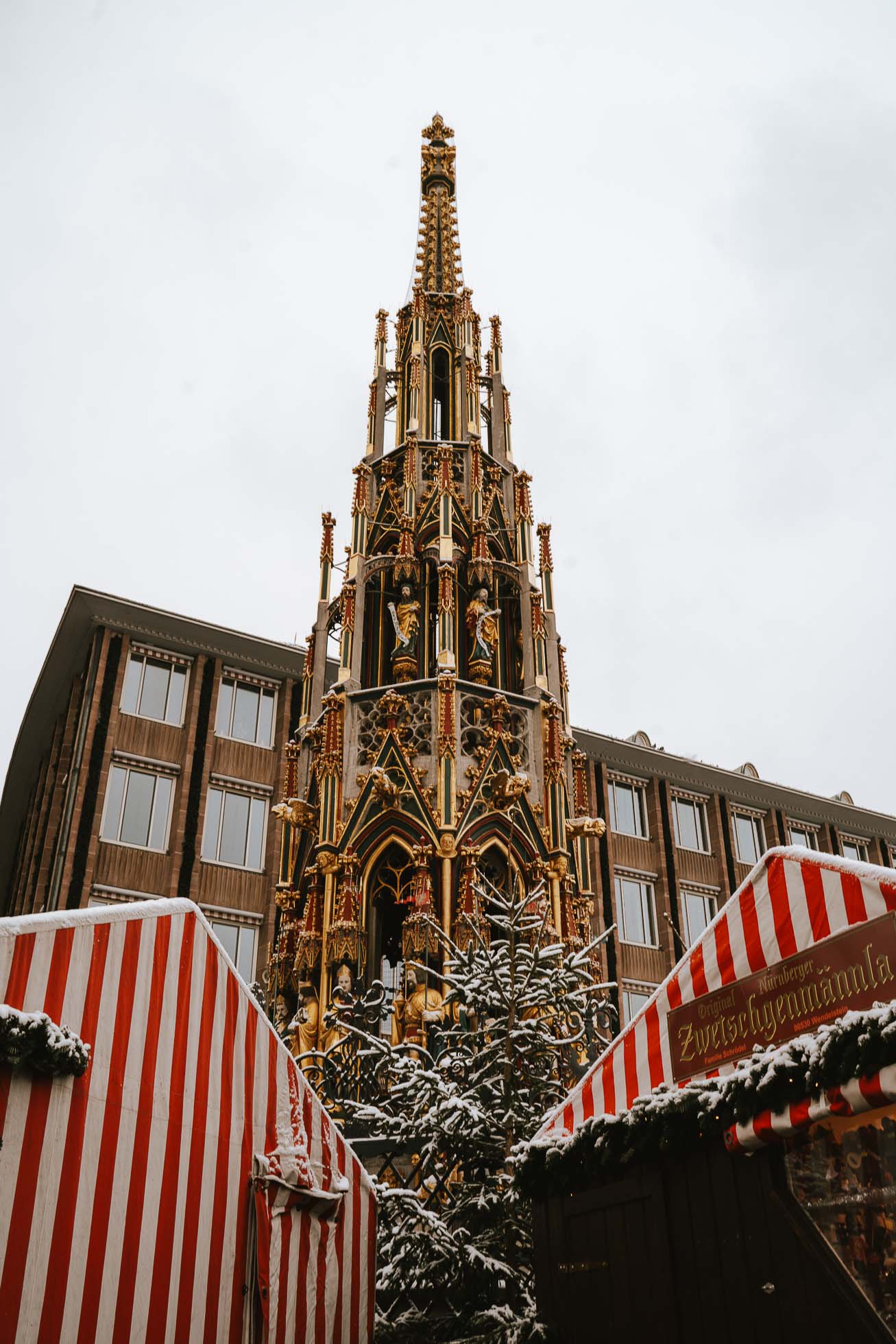 Schöner Brunnen, una fuente de estilo gótico con forma de aguja que ver en Nuremberg en Navidad