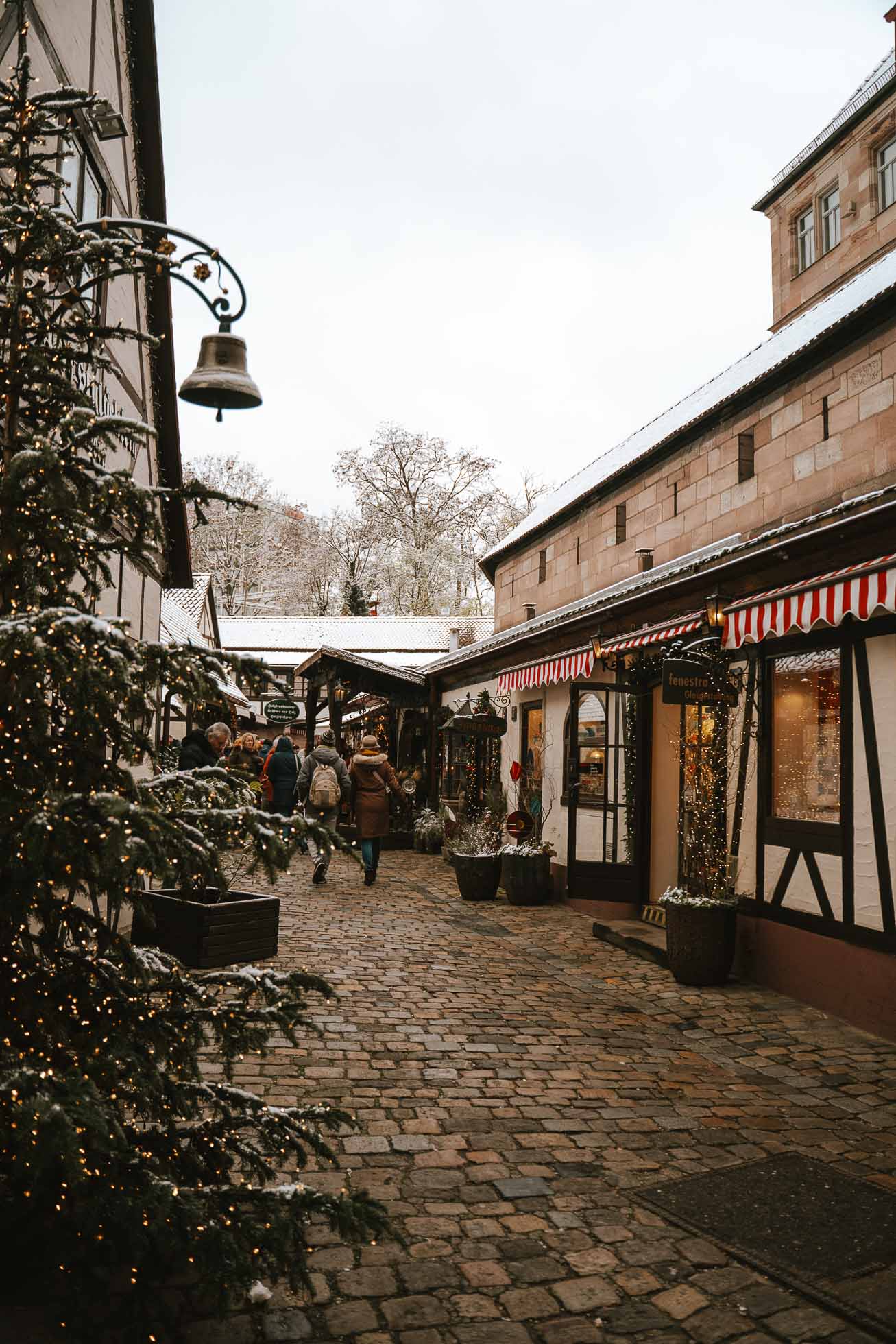 Es una zona con mucho encanto que ver en Nuremberg en Navidad, está dedicada a las artesanías.