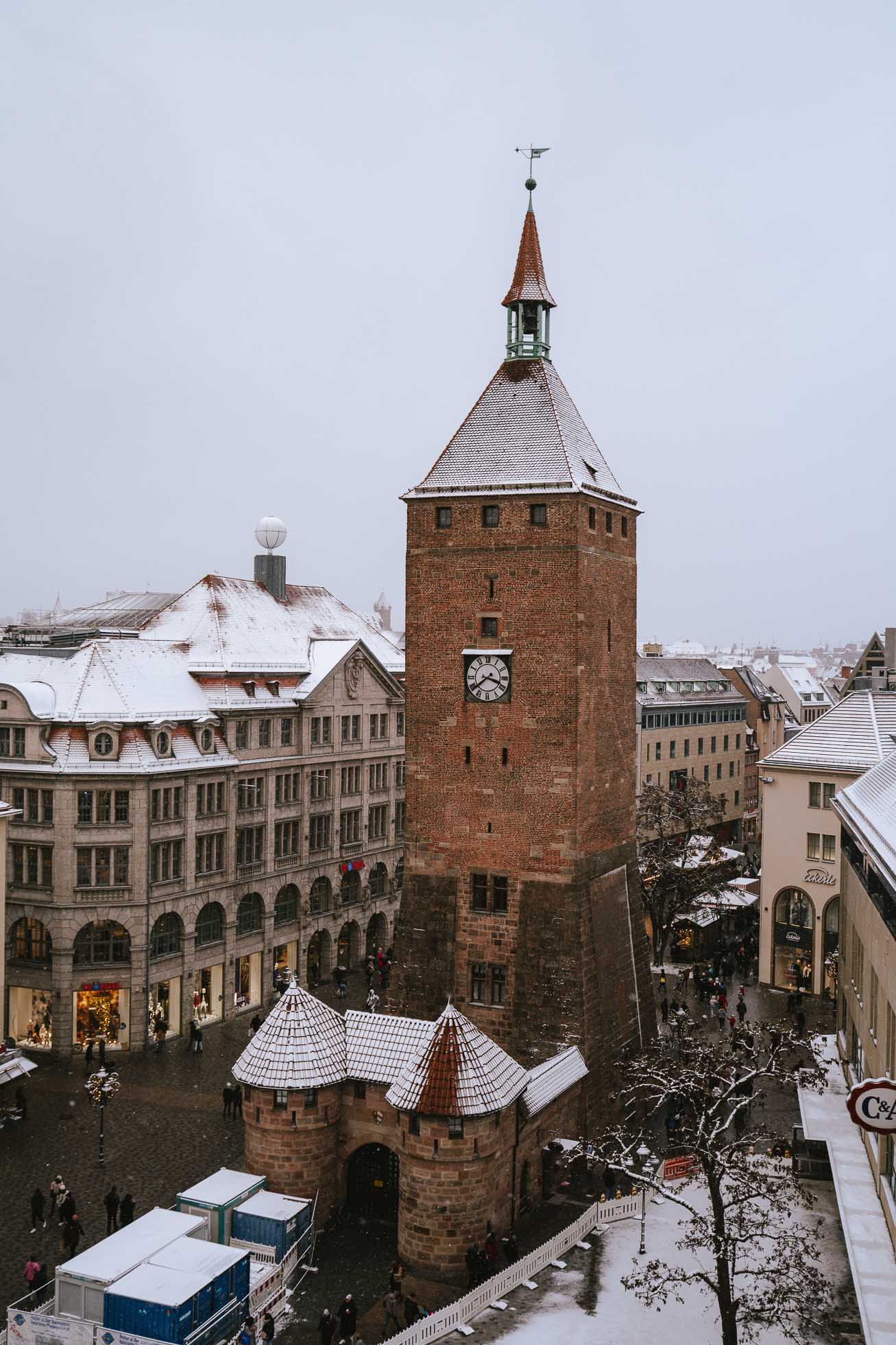 Algo que ver en Nuremberg en Navidad, es esta histórica torre del siglo XIII que en su momento formó parte de las murallas de la ciudad.