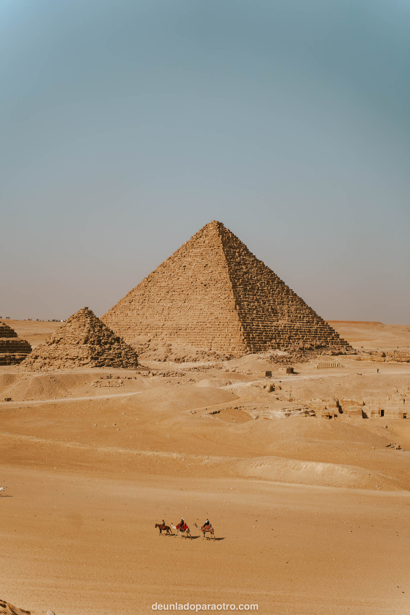 Vista panorámica de las Pirámides de Giza, imprescindibles que ver en El Cairo