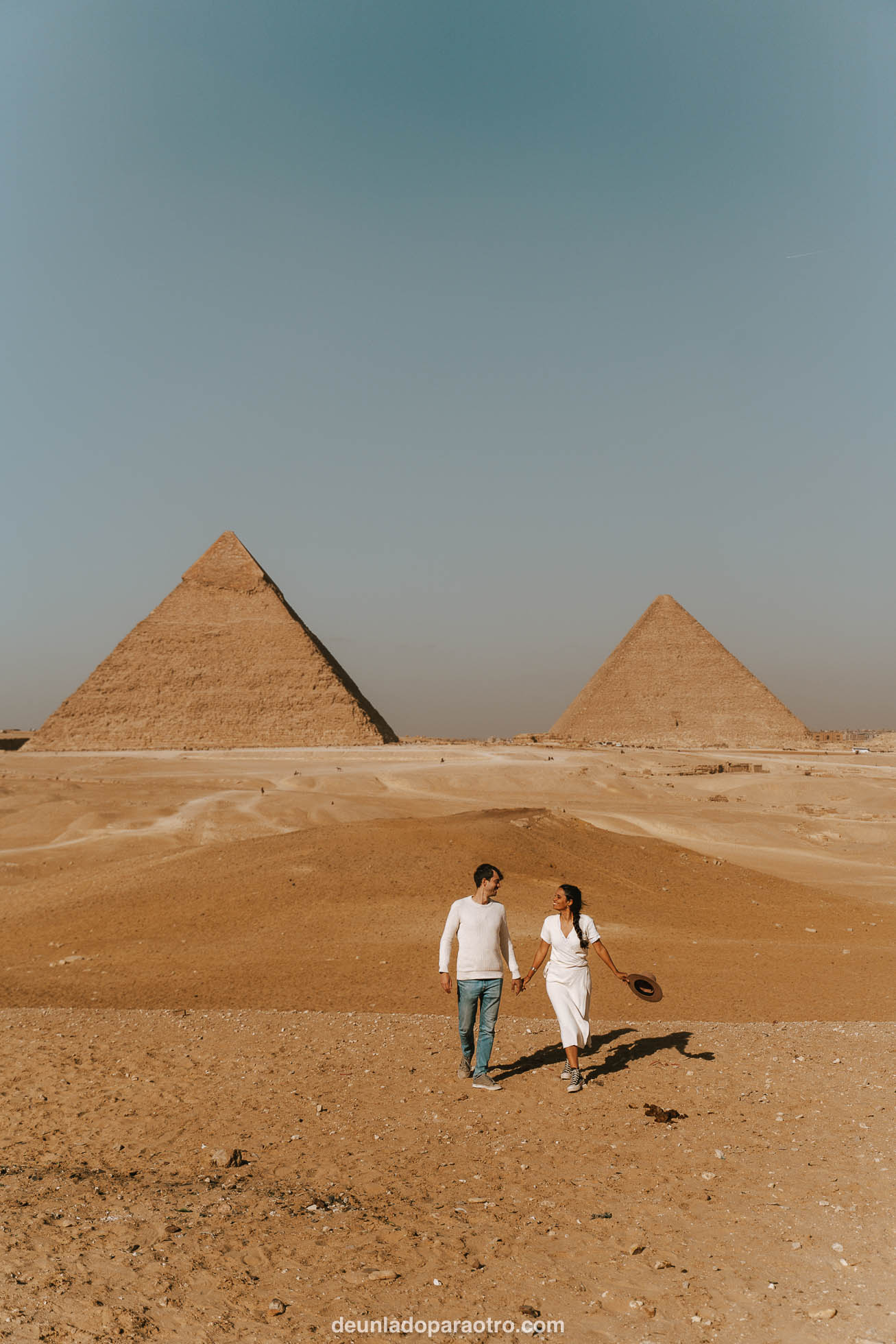 Vista panorámica de las Pirámides de Giza, imprescindibles que ver en El Cairo