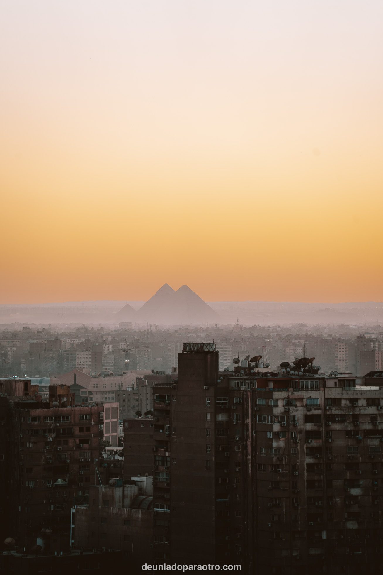 Vistas de las pirámides al atardecer desde El Cairo