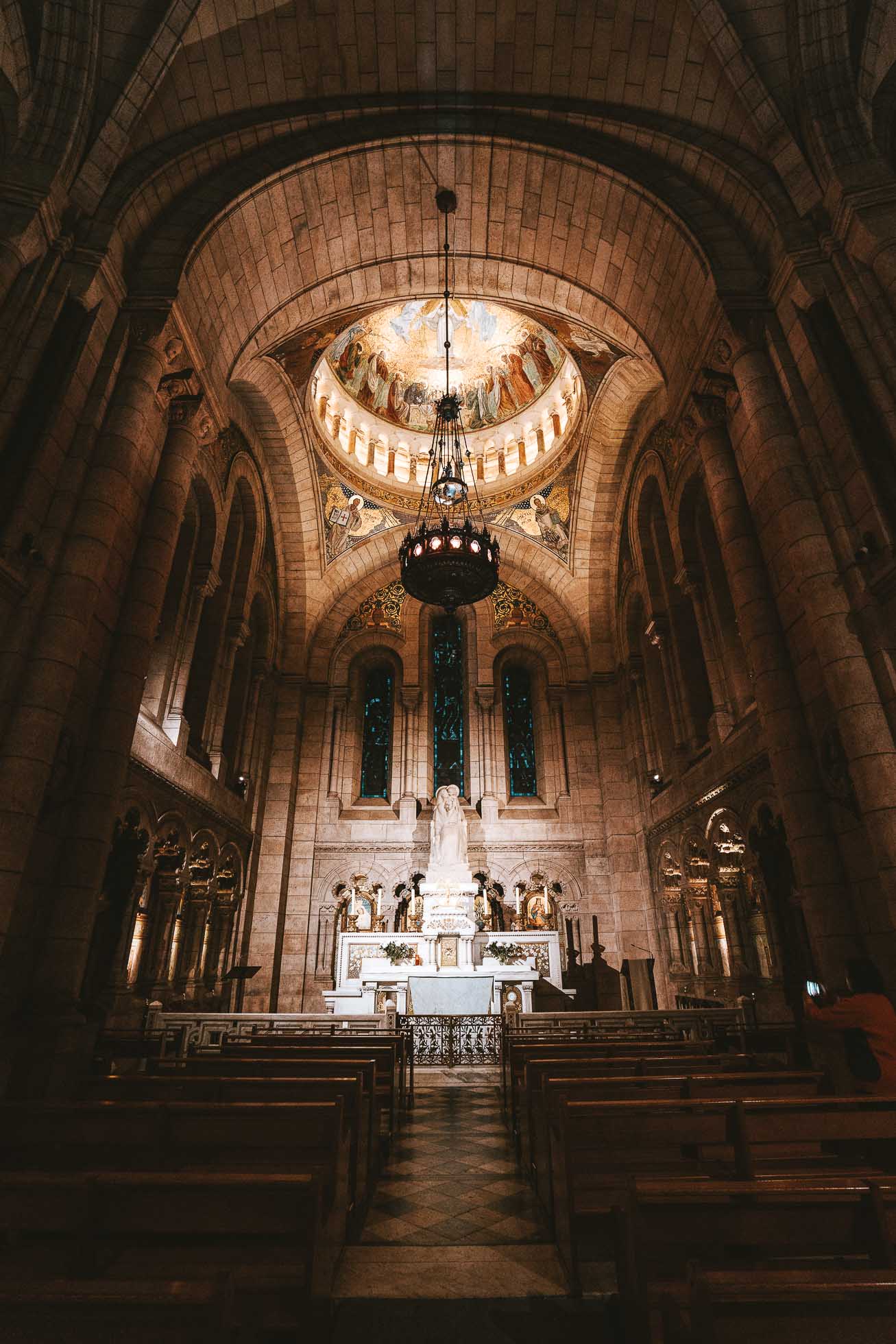 Interior de la Basílica del Sagrado Corazón, uno de los puntos más destacados que ver en París en dos días