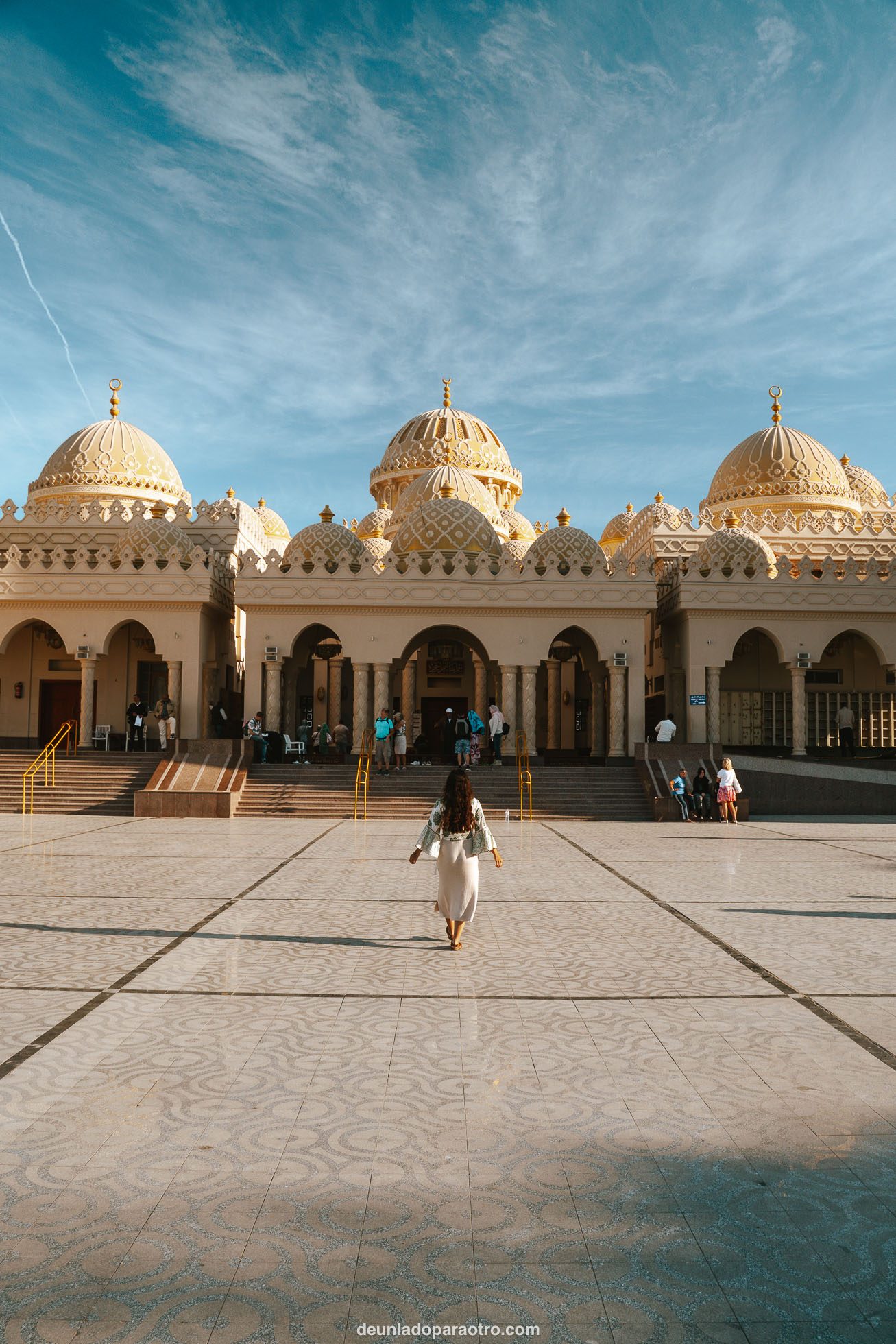 Acceder a la Mezquita Al Mina una de las 5 mejores cosas que hacer en Hurghada en 1 día