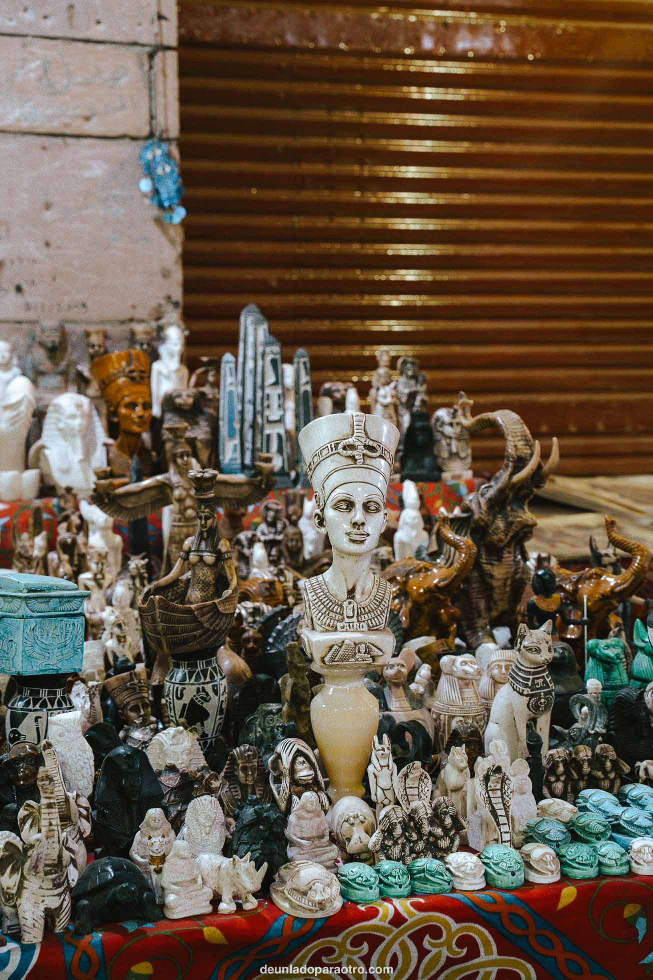 Figuras y recuerdos en el Zoco de Luxor, el mejor lugar que ver en Luxor para comprar