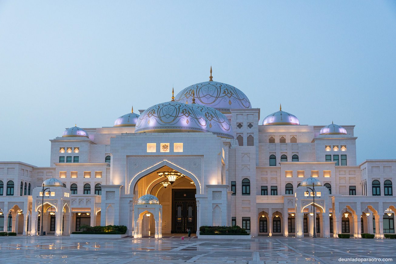 Una de las mejores cosas que hacer en Abu Dhabi en 1 día, es descubrir El Qasr Al Watan