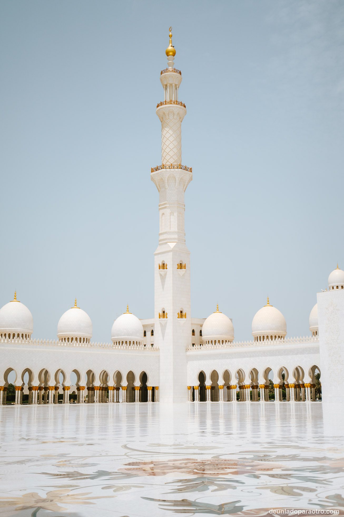 Una de las mejores cosas que hacer en Abu Dhabi en 1 día, es descubrir la impresionante Mezquita Sheikh Zayed
