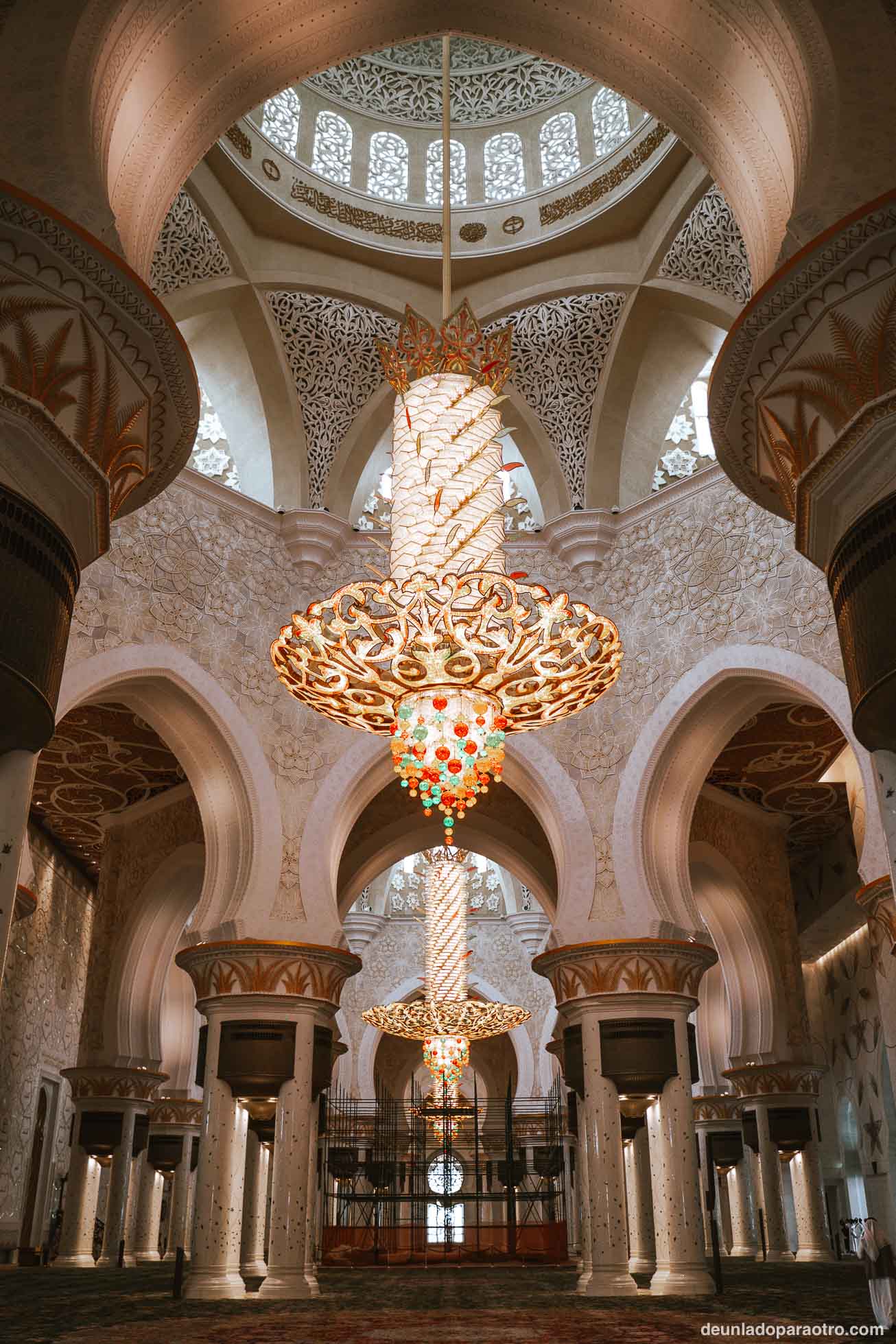 Una de las mejores cosas que hacer en Abu Dhabi en 1 día, es descubrir la impresionante Mezquita Sheikh Zayed y sus coloridas lámparas de oro y cristales de Swarovski