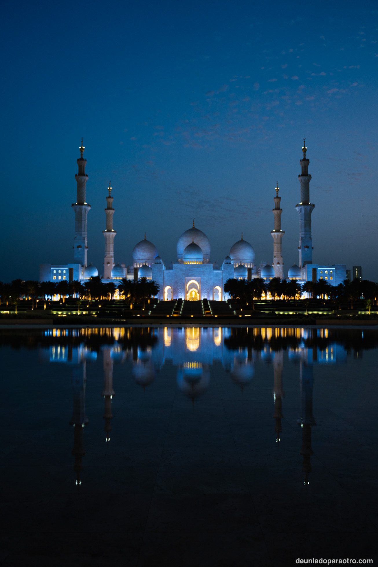 Una de las mejores cosas que hacer en Abu Dhabi en 1 día, es descubrir la impresionante Mezquita Sheikh Zayed