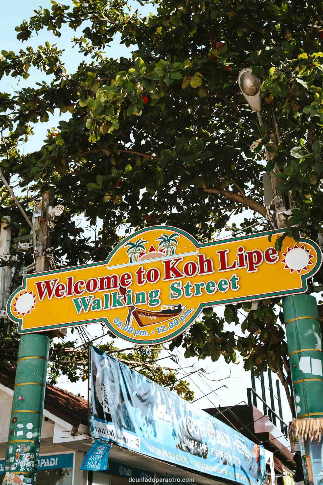 Una de las mejores cosas que hacer en Koh Lipe en 2 días es pasear por Walking Street, la calle más famosa