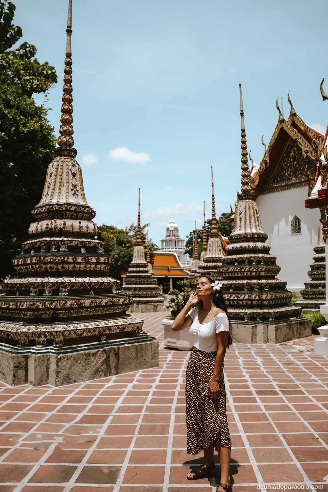 chica en frente del Wat Pho, el templo más bonito que ver en Bangkok en 2 días