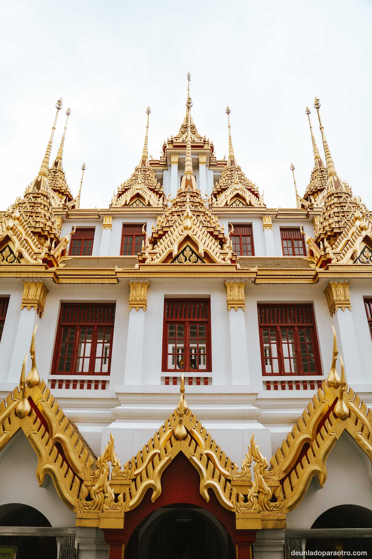 Wat Ratchanatdaram es un templo muy diferente que ver en Bangkok