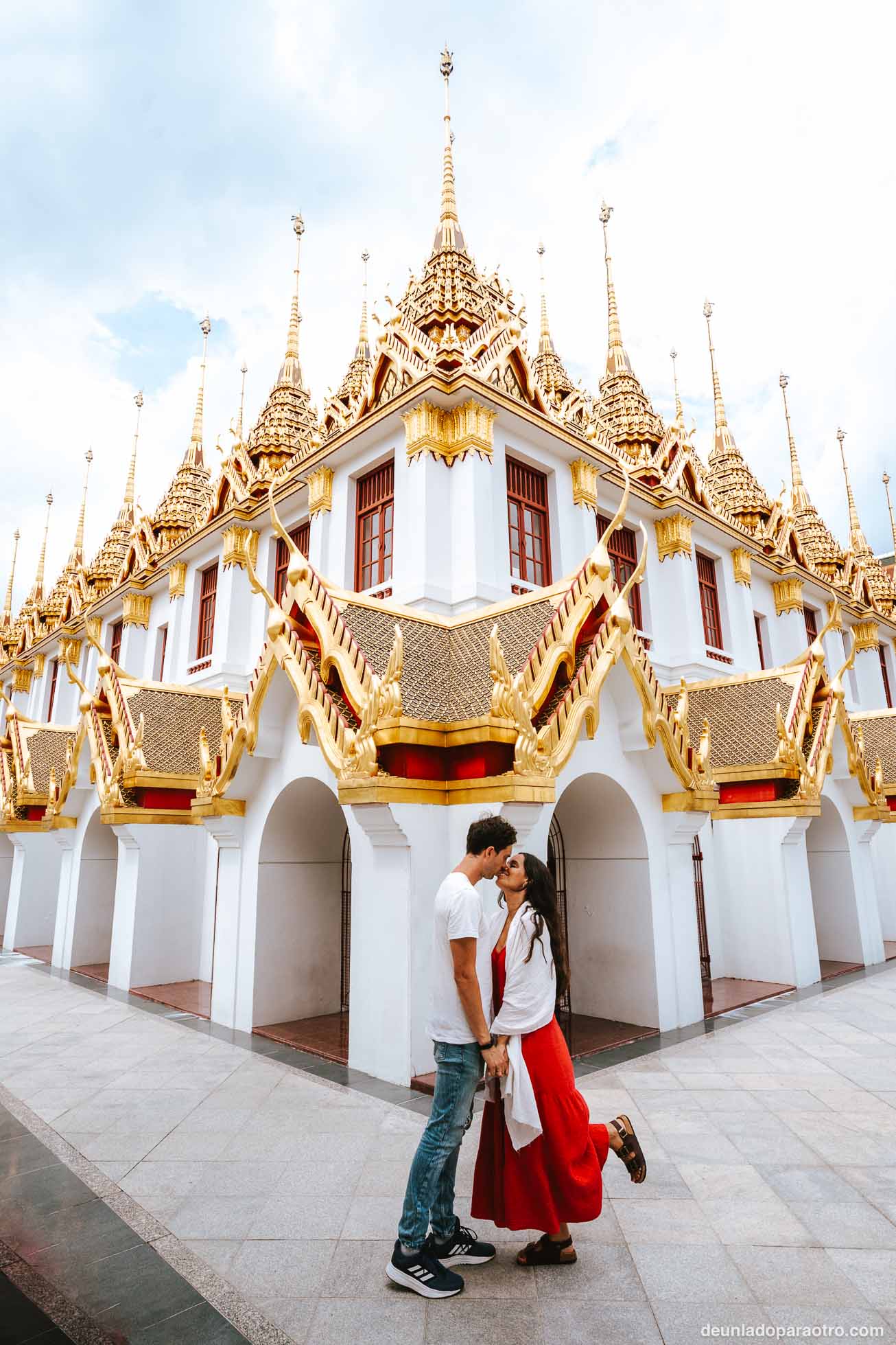 Wat Ratchanatdaram es un templo muy diferente que ver en Bangkok