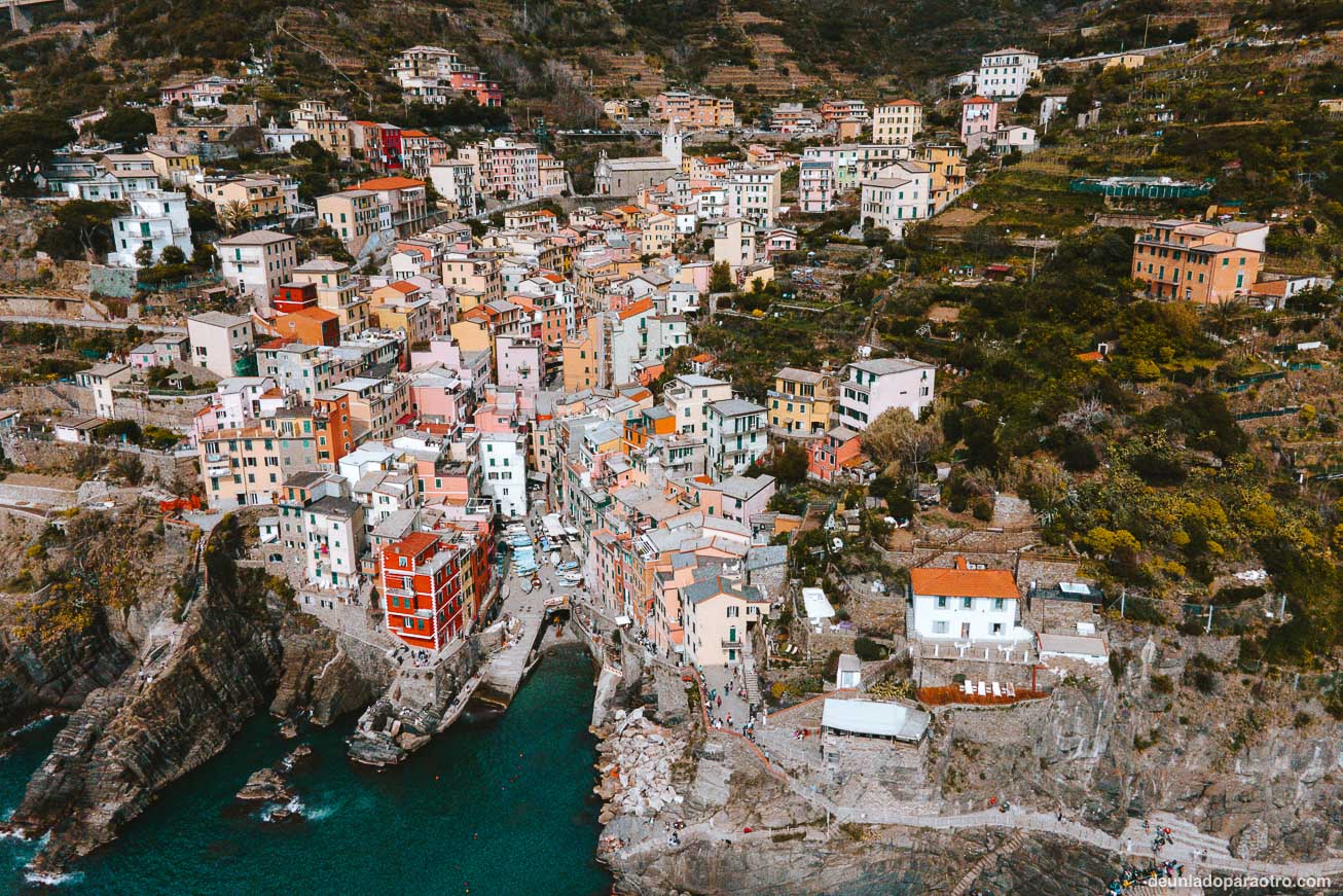 Vista aérea de Riomaggiore, uno de los pueblos más bonitos que ver en Cinque Terre