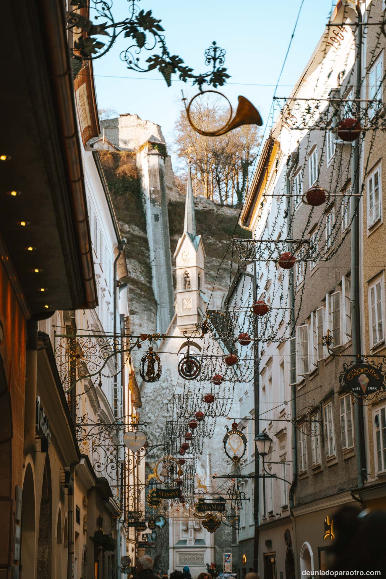 Getreidegasse, la calle principal, es una de las mejores cosas que ver en Salzburgo en un día