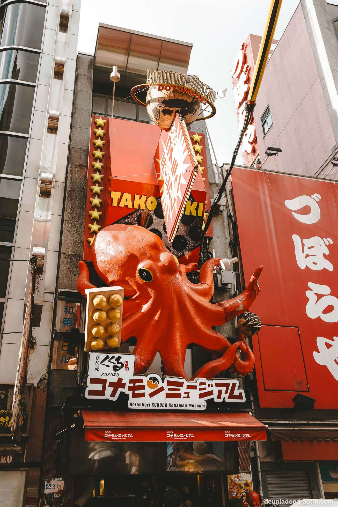 Una de las mejores cosas que hacer en Osaka es perderte por Dotonbori y Shinsekai y comer en alguno de sus puestos de comida