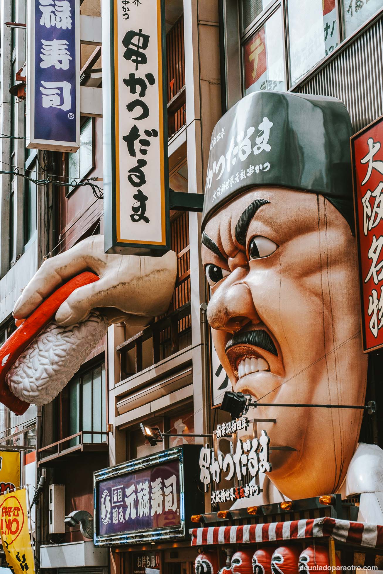 Una de las mejores cosas que hacer en Osaka es perderte por Dotonbori y Shinsekai y comer en alguno de sus puestos de comida