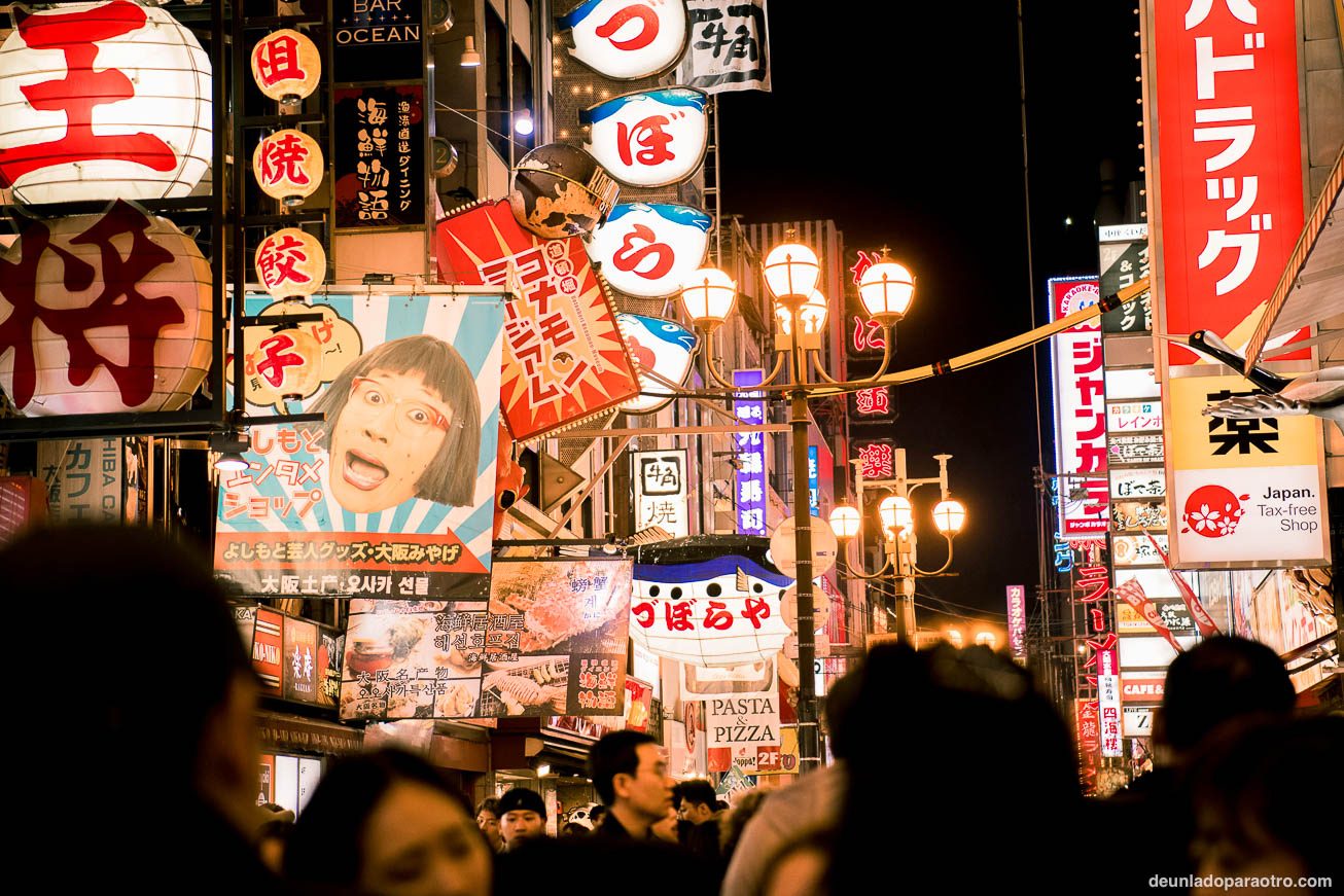 Explorar Dotonbori de noche es una de las mejores cosas que hacer en Osaka en un día.