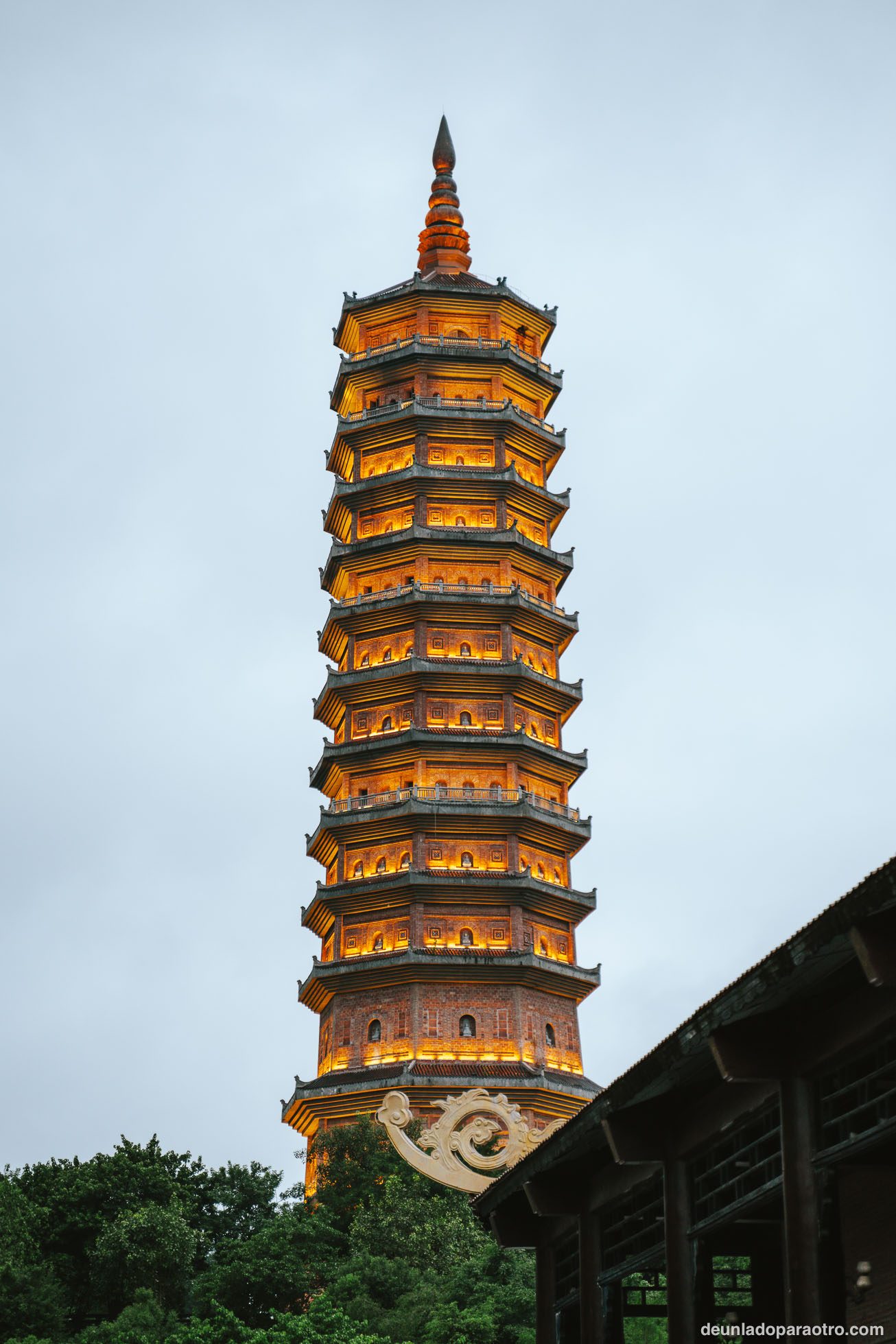 Pagoda Bai Dinh, una de las más grandes e importantes del país.